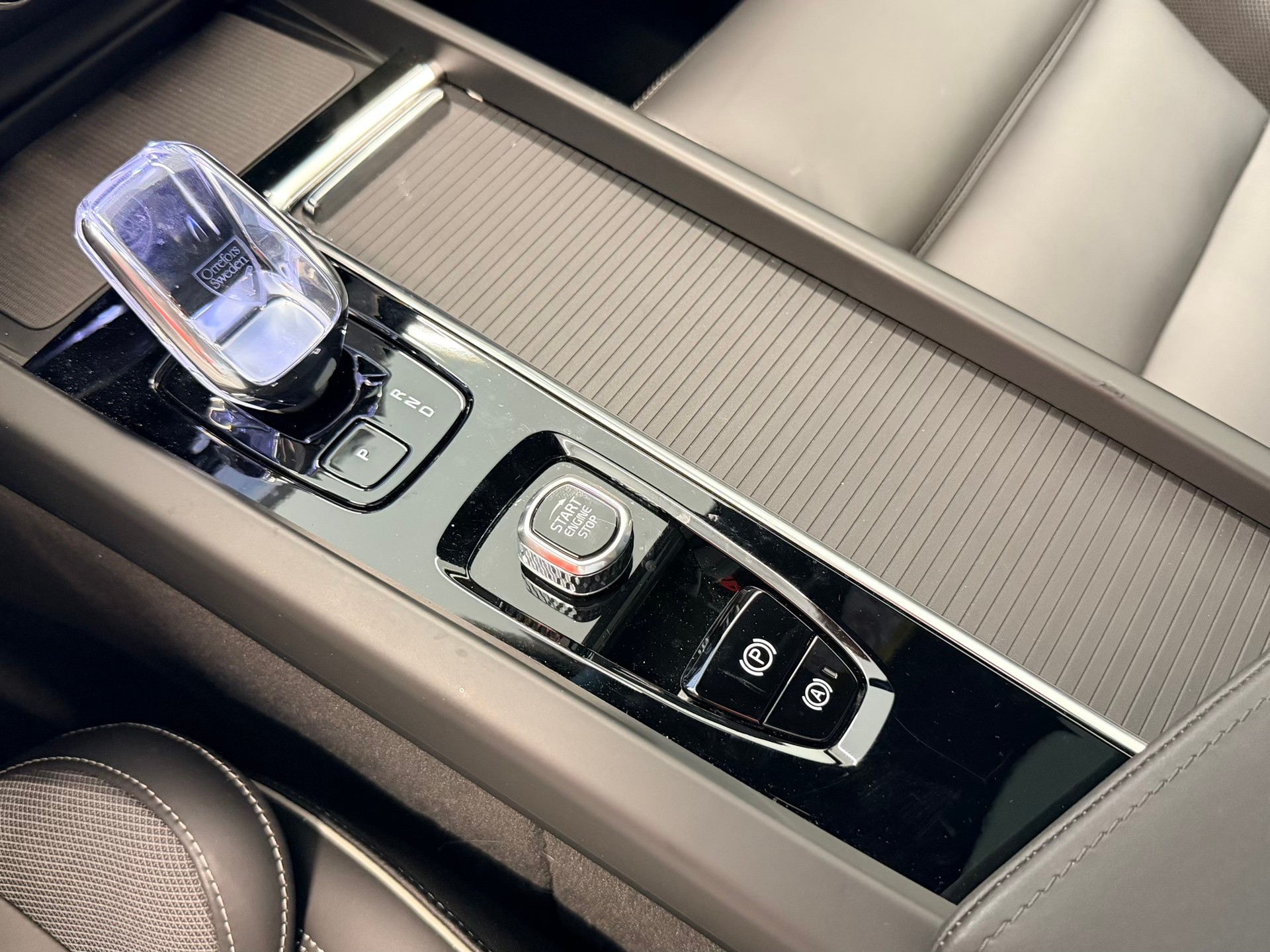 VOLVO XC60 B5 Benzin Mild Hybrid AWD Black Edition Geartronic-image-23
