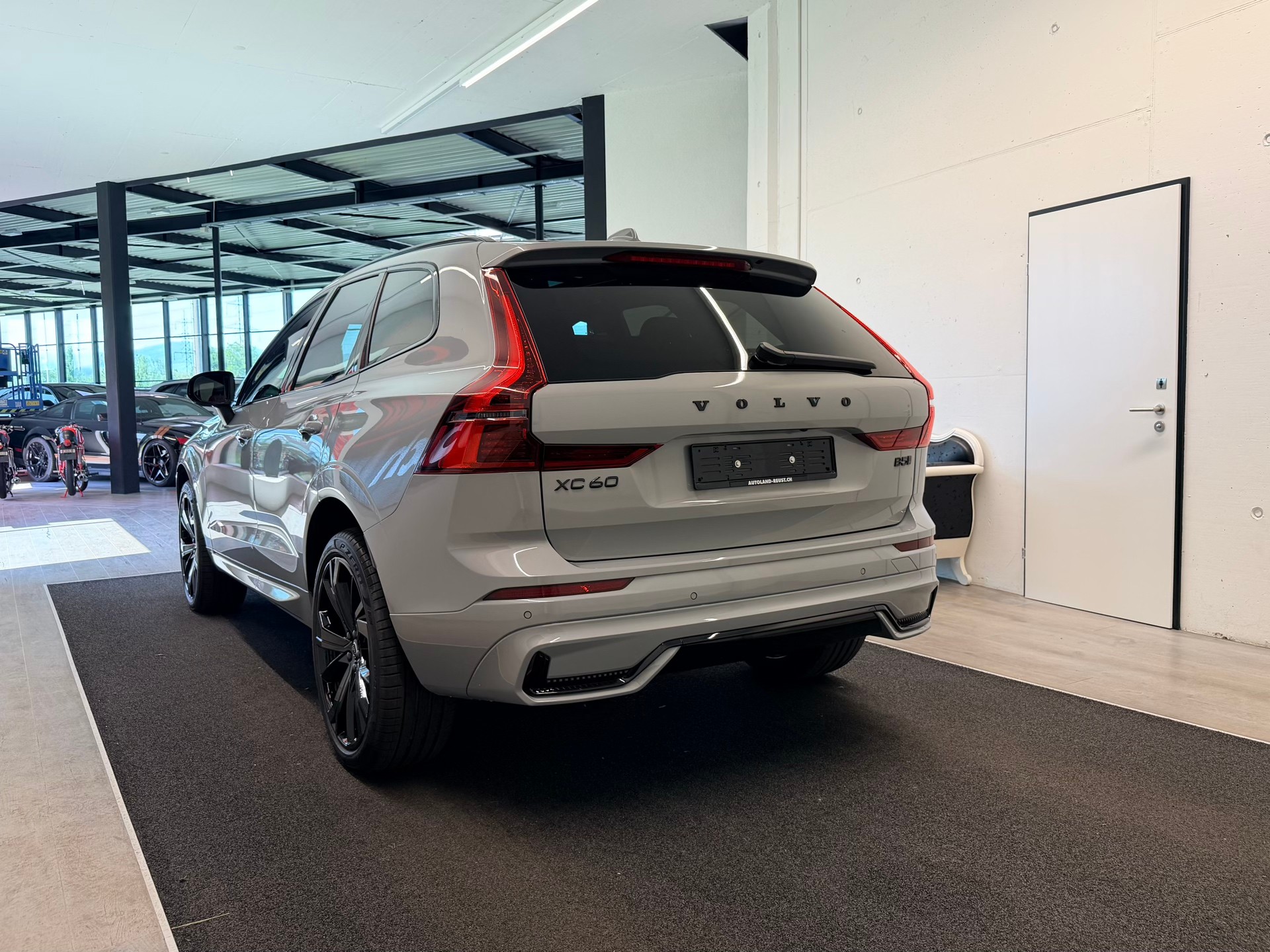 VOLVO XC60 B5 Benzin Mild Hybrid AWD Black Edition Geartronic-image-7