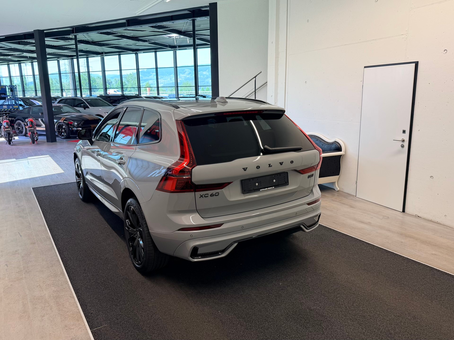 VOLVO XC60 B5 Benzin Mild Hybrid AWD Black Edition Geartronic-image-8