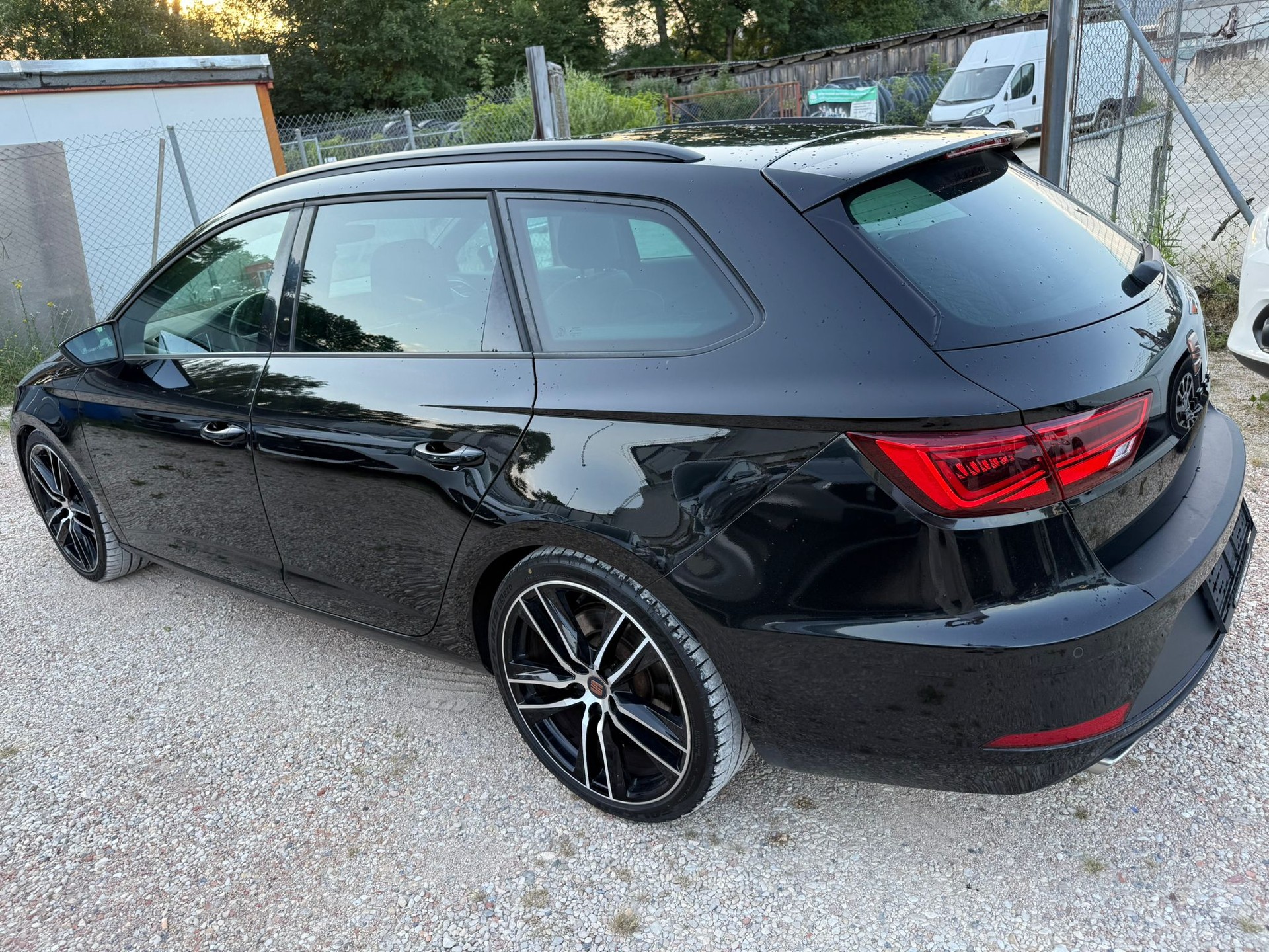 SEAT Leon ST 2.0 TSI Cupra 300 4 Drive DSG-image-2