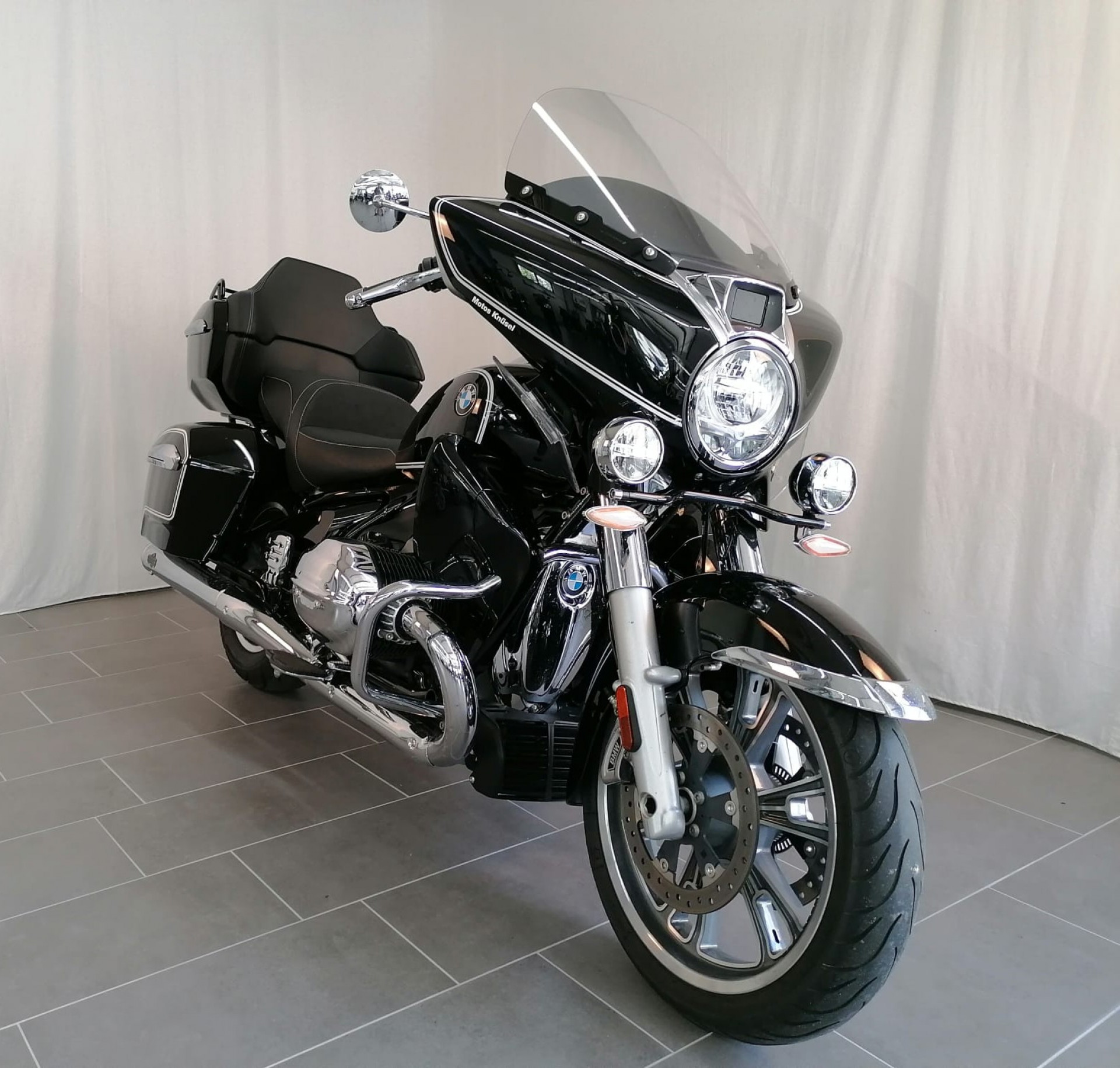 BMW R 18 Transcontinental 1. Hand - Custom Sitz und BMW Zubehör Auspuff + 24-showroom-element-1