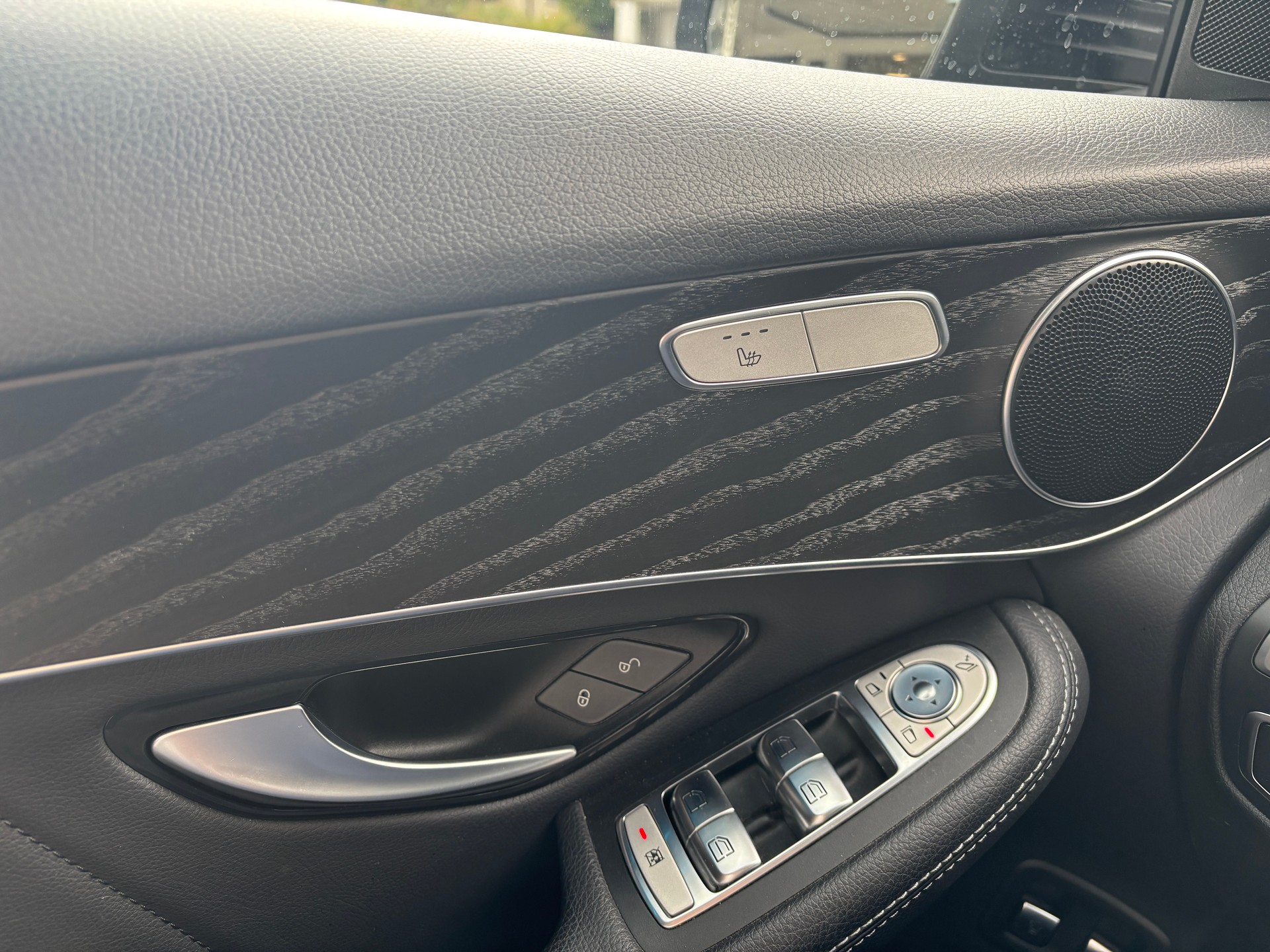 MERCEDES-BENZ GLC 300 Runout Edition 4M-image-10