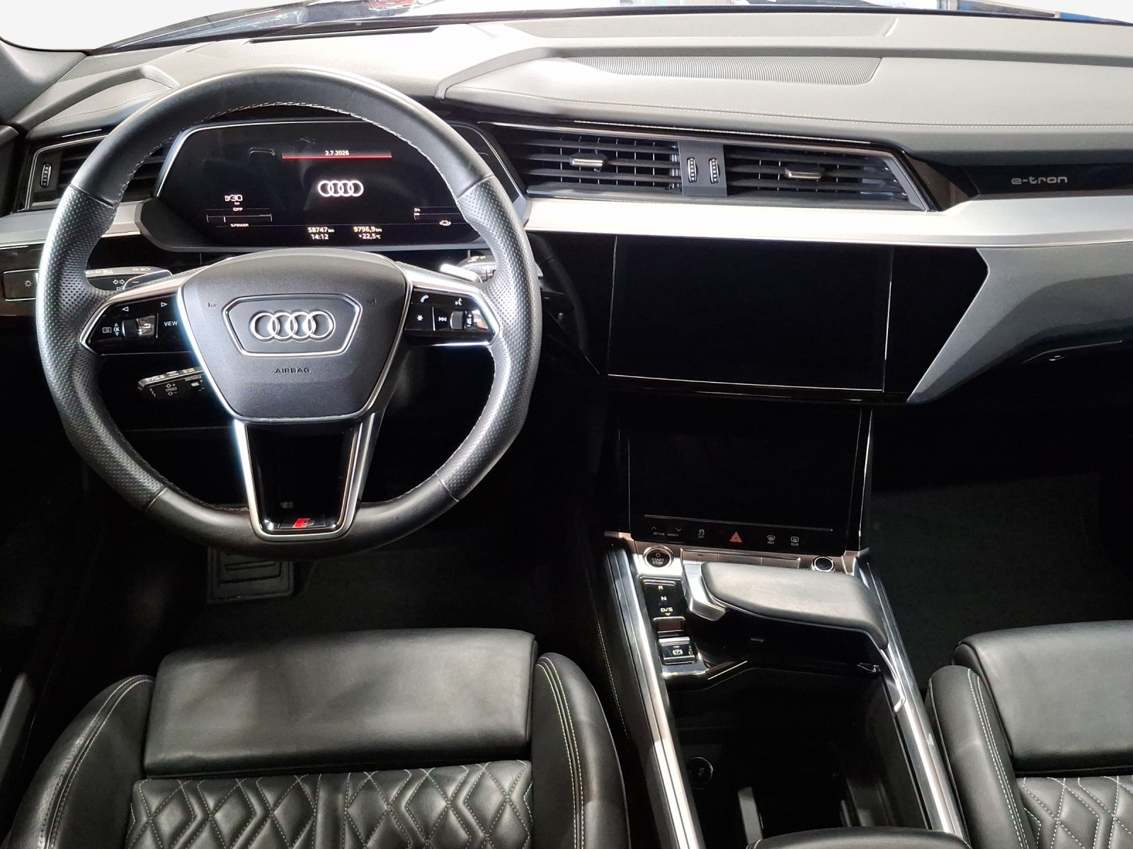 AUDI e-tron 55 Sportback S Line quattro-image-9
