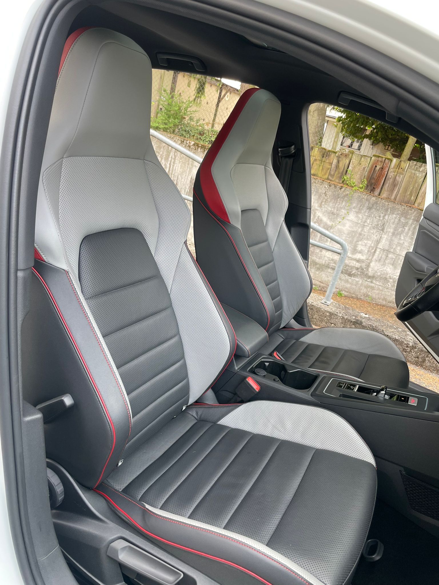 VW Golf 2.0 TSI GTI Clubsport 45 DSG Akrapovic/Leder/Panorama-image-13