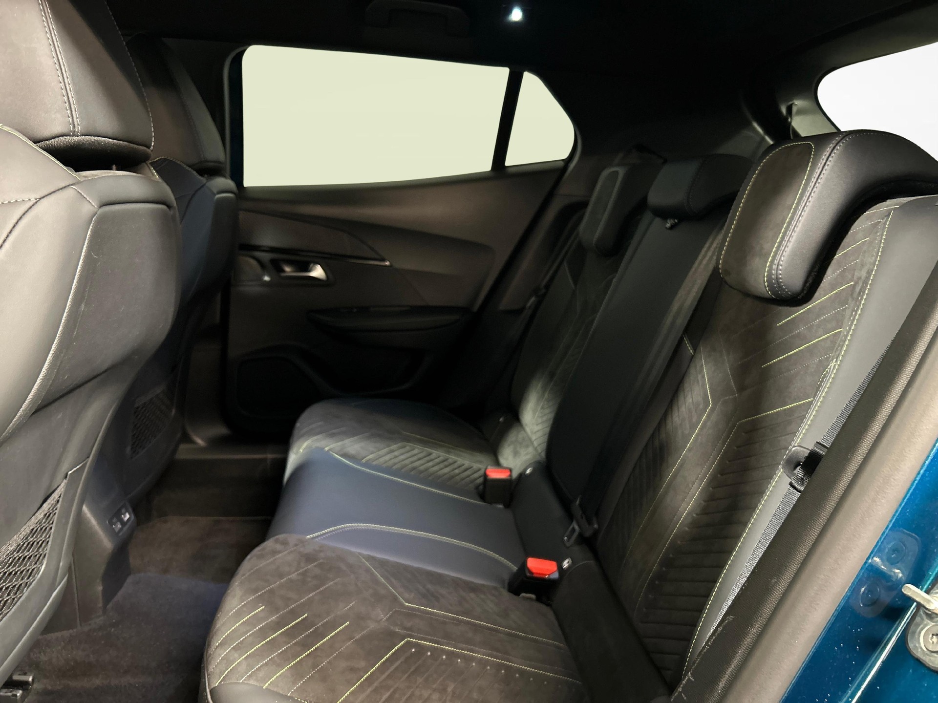 PEUGEOT 2008 1.2 Hybrid 145 GT-showroom-element-3