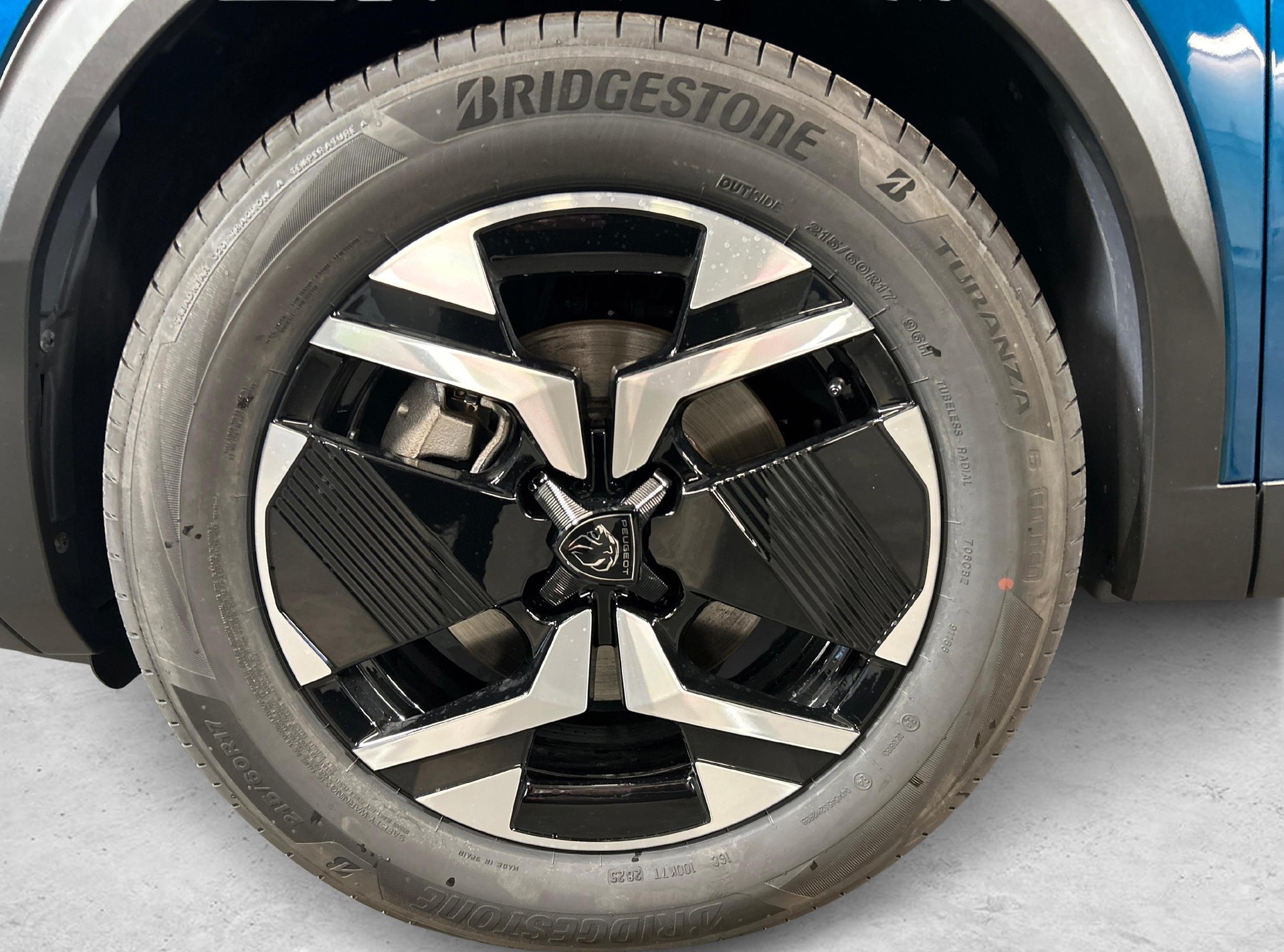 PEUGEOT 2008 1.2 Hybrid 145 GT-image-10