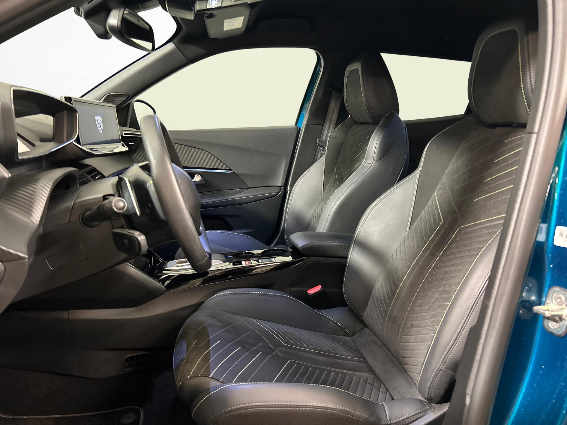 PEUGEOT 2008 1.2 Hybrid 145 GT-showroom-element-2