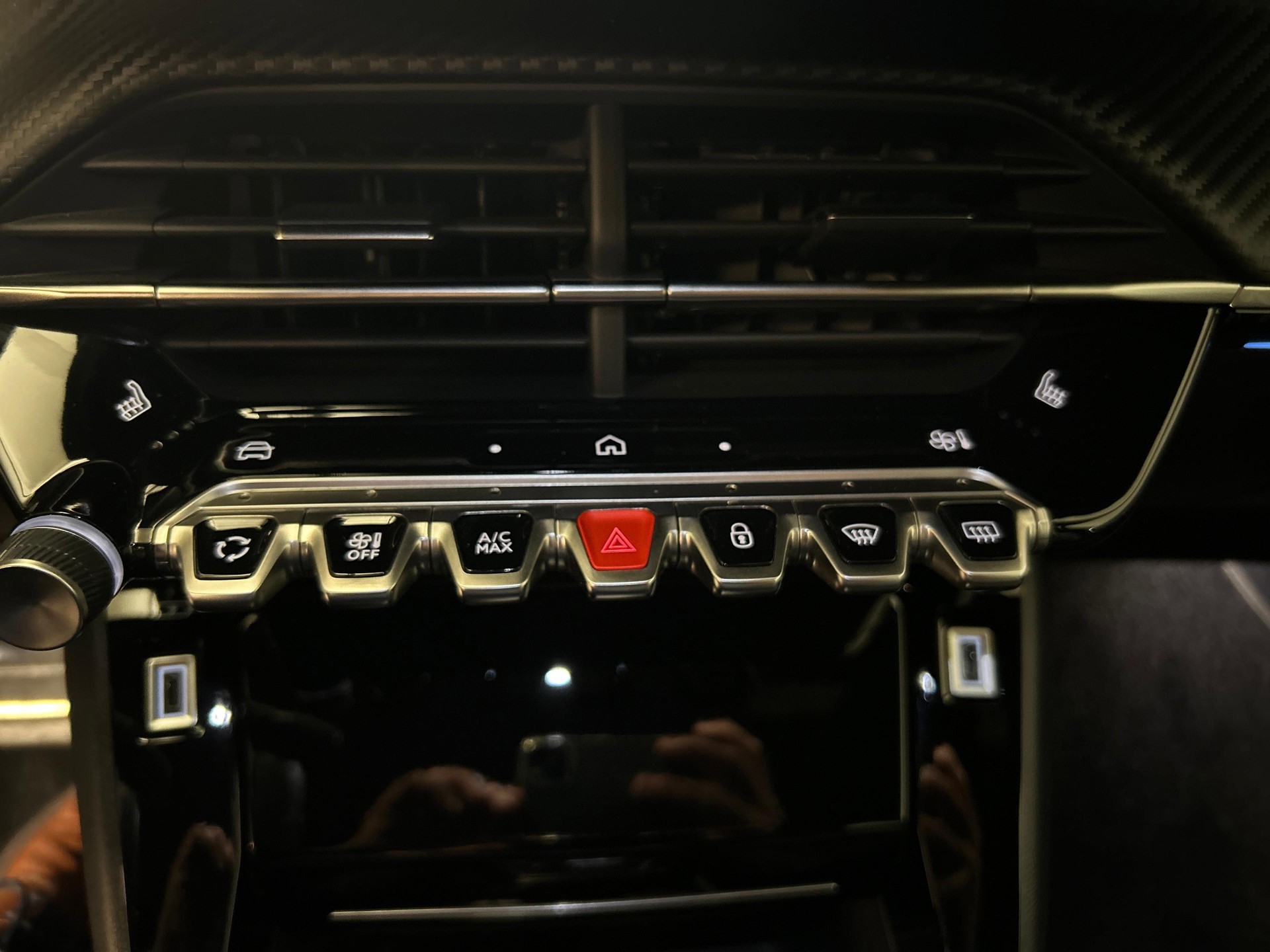 PEUGEOT 2008 1.2 Hybrid 145 GT-image-16