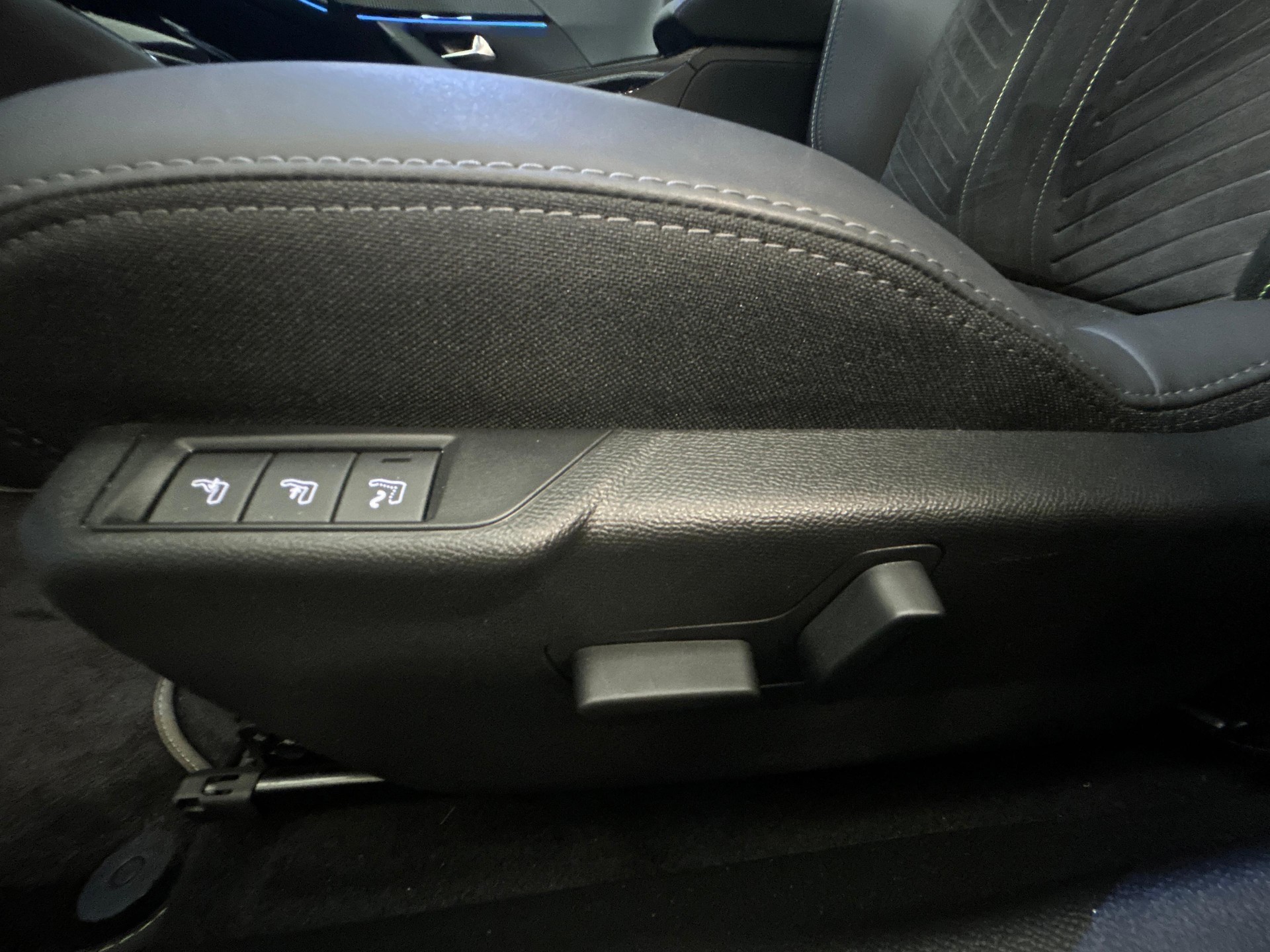 PEUGEOT 2008 1.2 Hybrid 145 GT-image-14