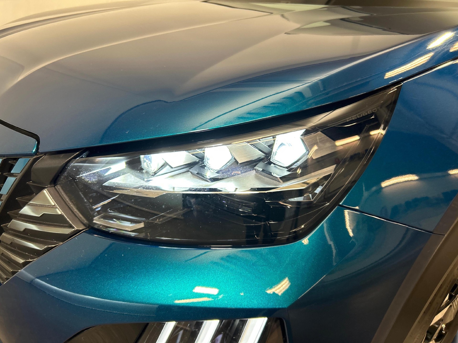 PEUGEOT 2008 1.2 Hybrid 145 GT-image-15