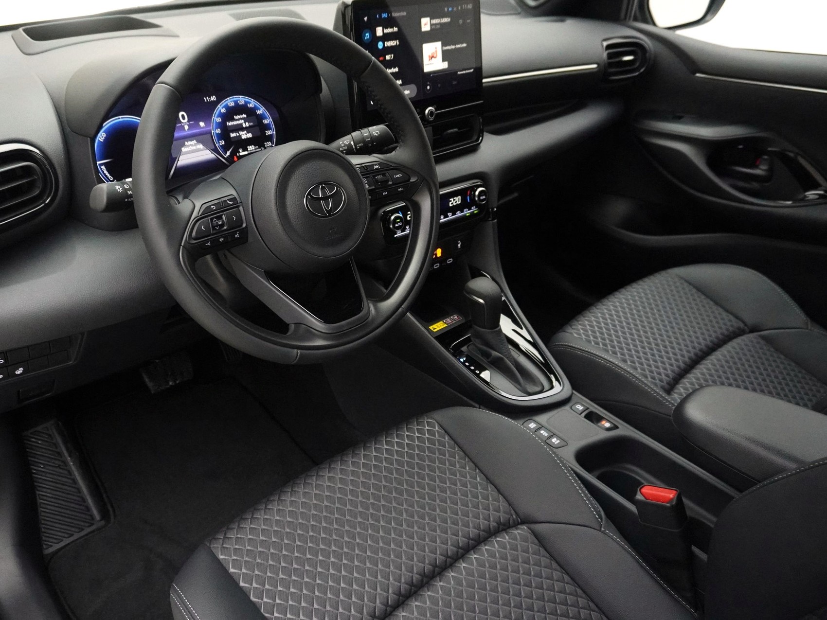 TOYOTA Yaris 1.5 VVT-i HSD Premium ** Panorama-Glasdach **-image-14