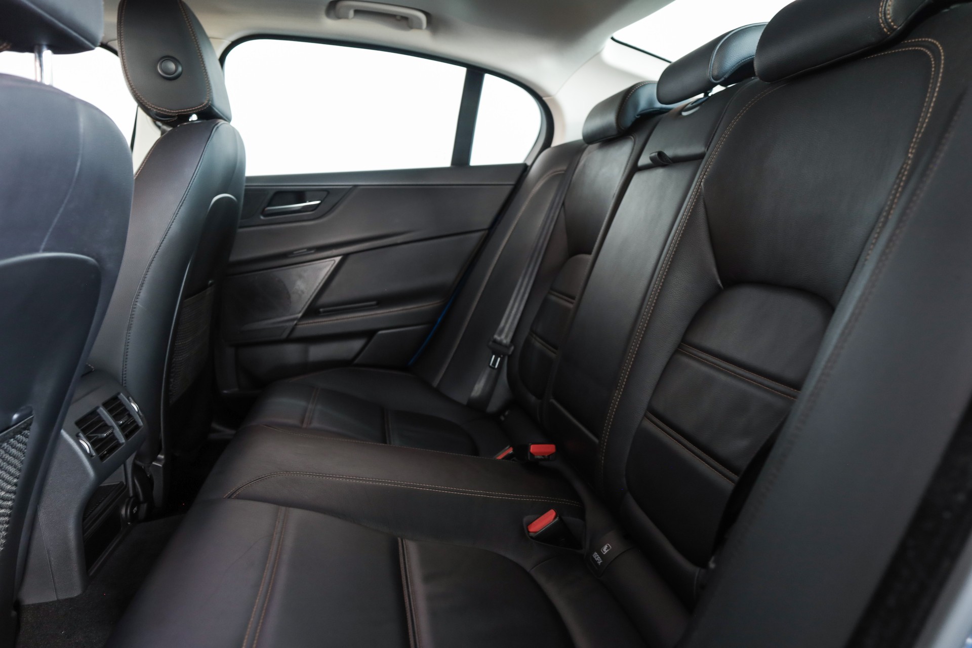 JAGUAR XE 20d Prestige Automat-image-15