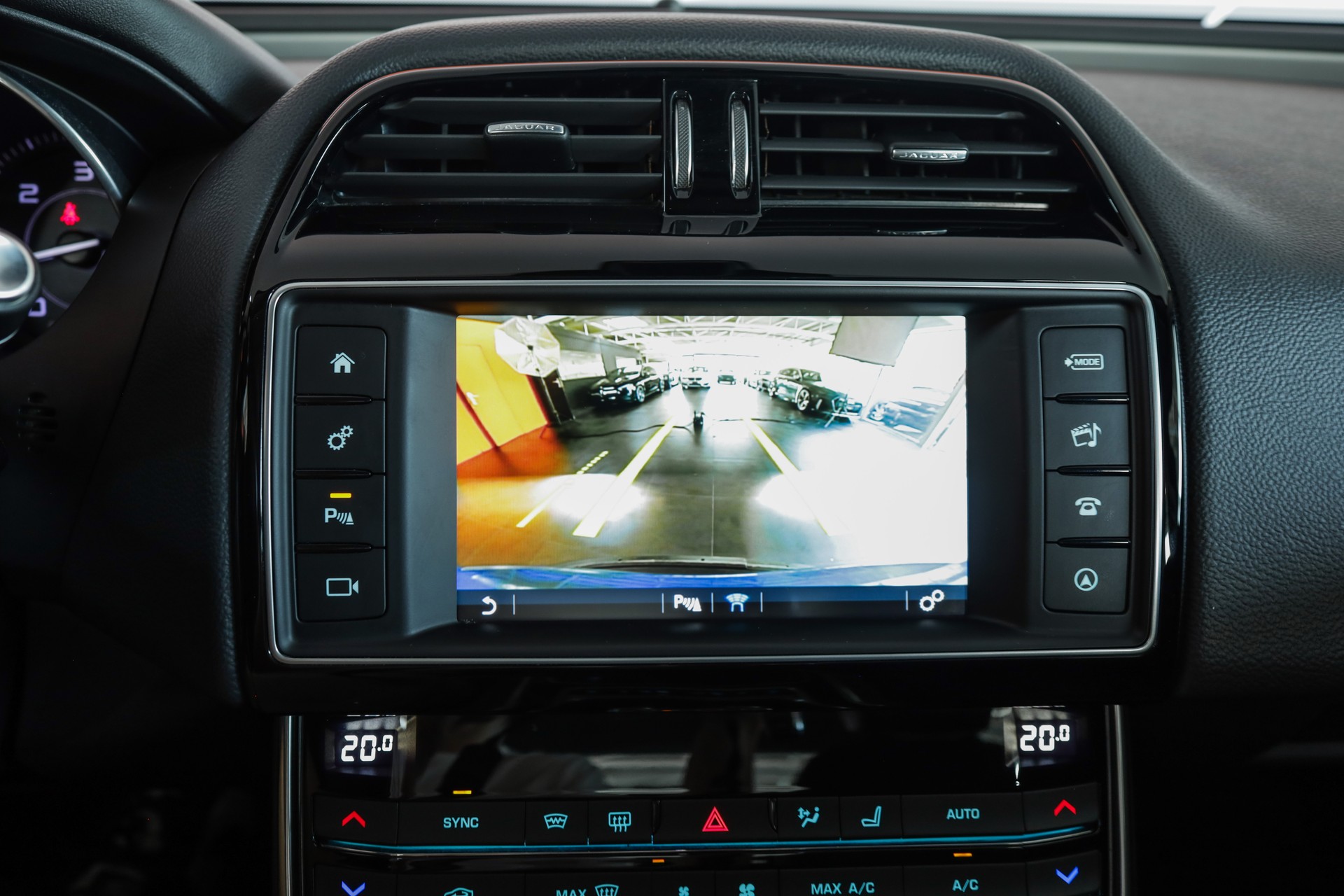 JAGUAR XE 20d Prestige Automat-image-16