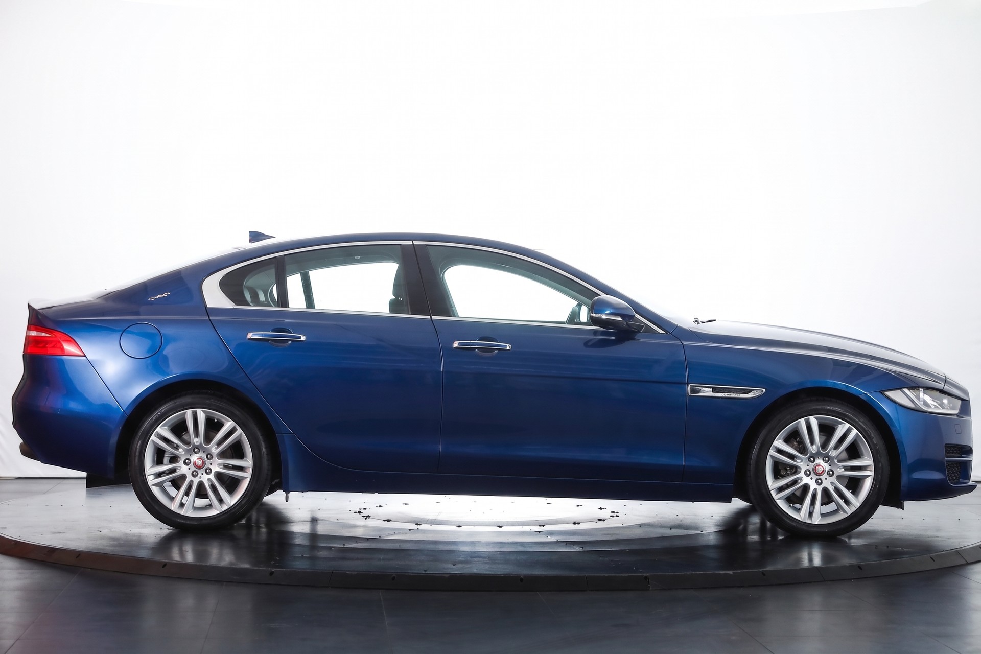 JAGUAR XE 20d Prestige Automat-image-4