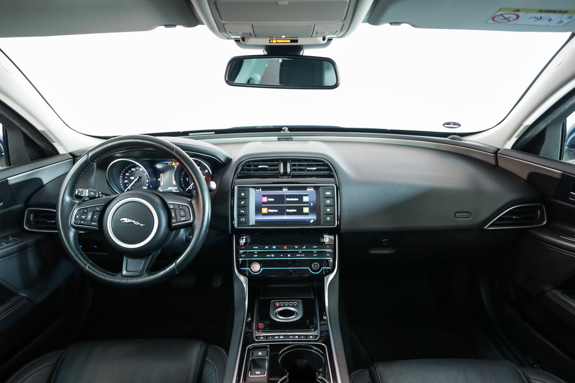 JAGUAR XE 20d Prestige Automat-image-10