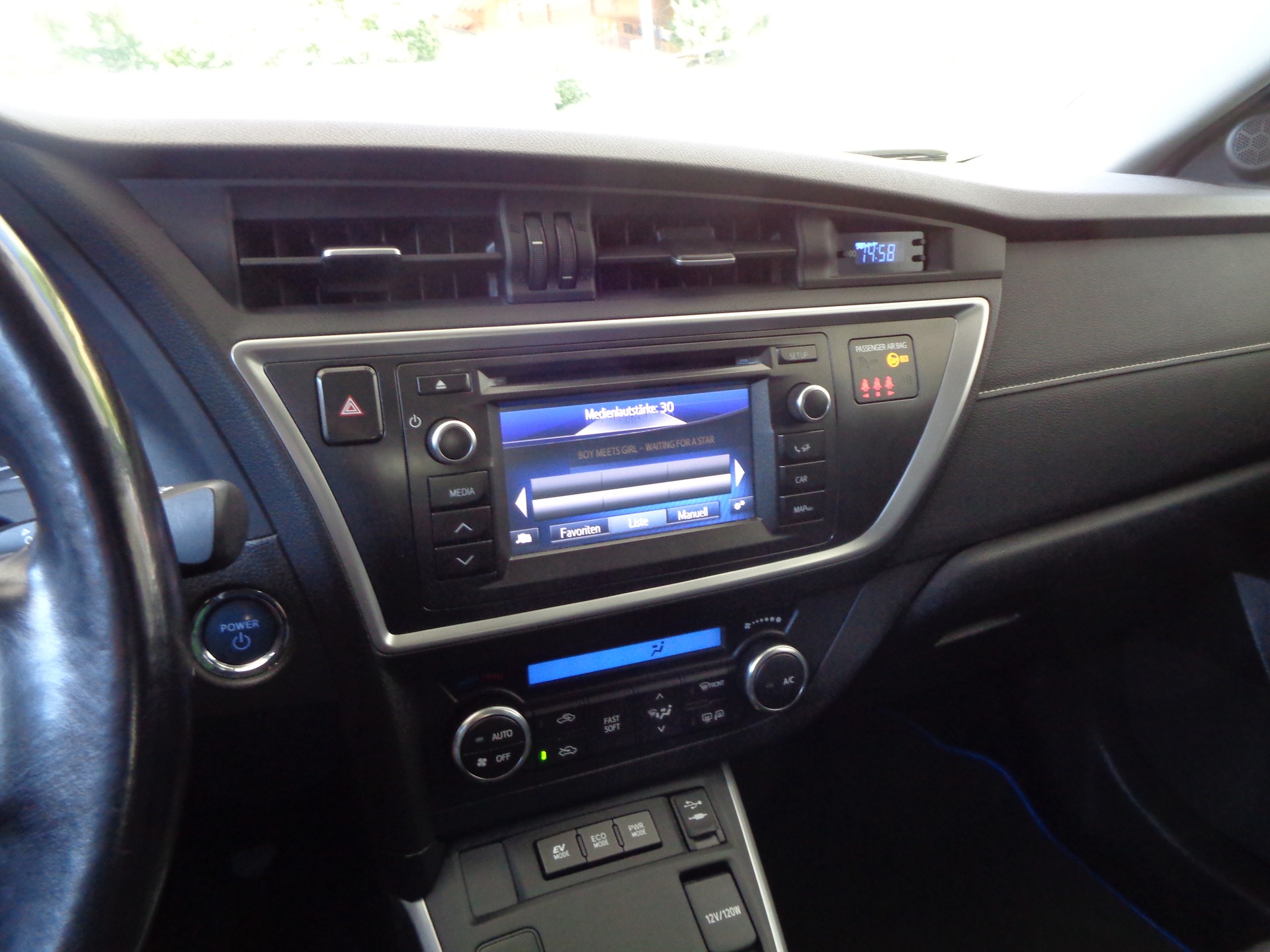 TOYOTA Auris 1.8 16V HSD Linea Trend-image-8