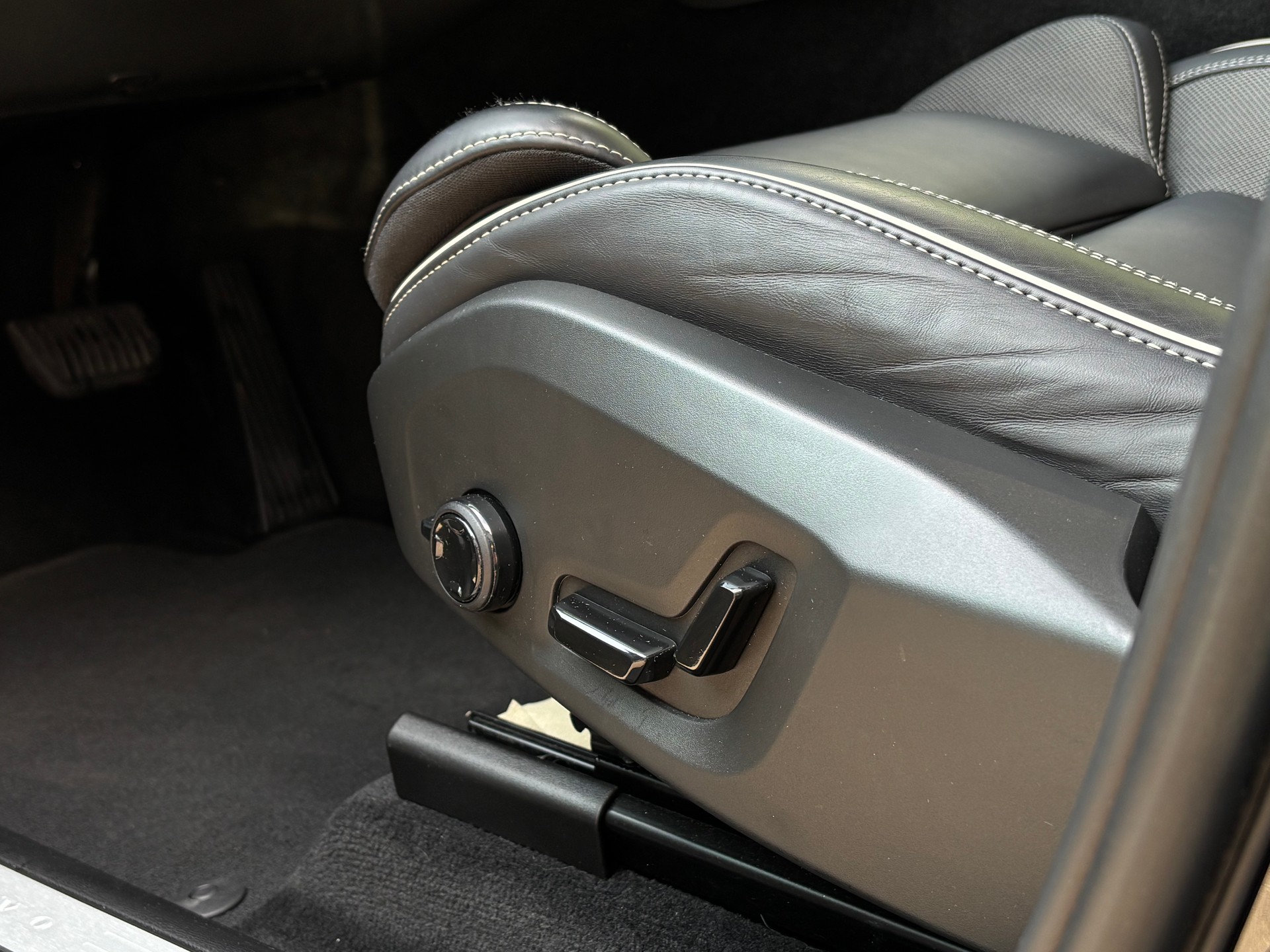 VOLVO XC60 2.0 B5 MH Ultimate Dark AWD-image-4