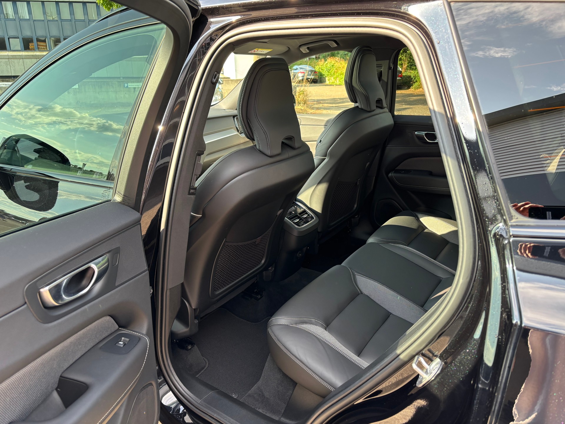 VOLVO XC60 2.0 B5 MH Ultimate Dark AWD-image-12