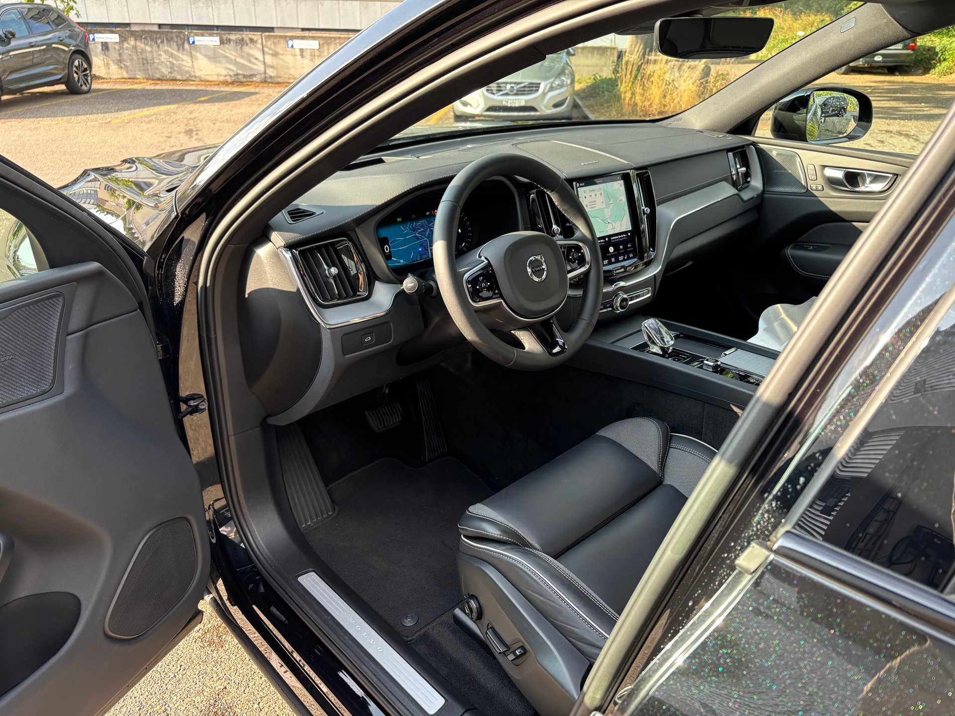 VOLVO XC60 2.0 B5 MH Ultimate Dark AWD-image-2
