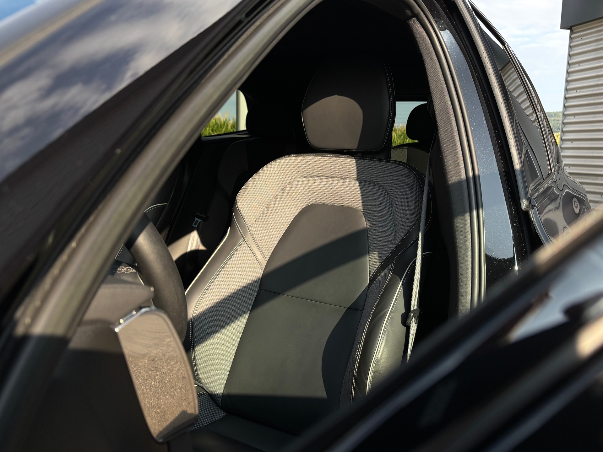 VOLVO XC60 2.0 B5 MH Ultimate Dark AWD-image-3