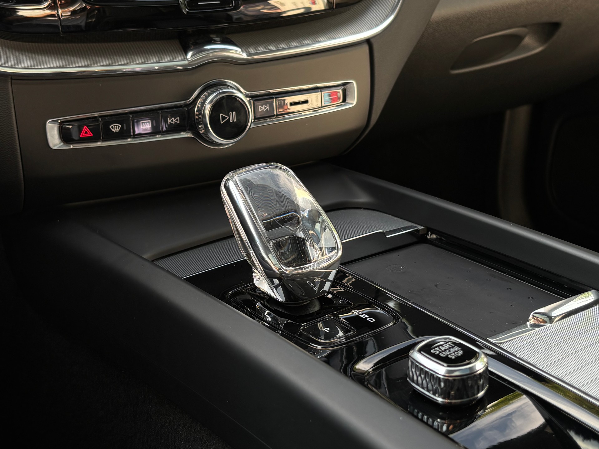 VOLVO XC60 2.0 B5 MH Ultimate Dark AWD-image-16