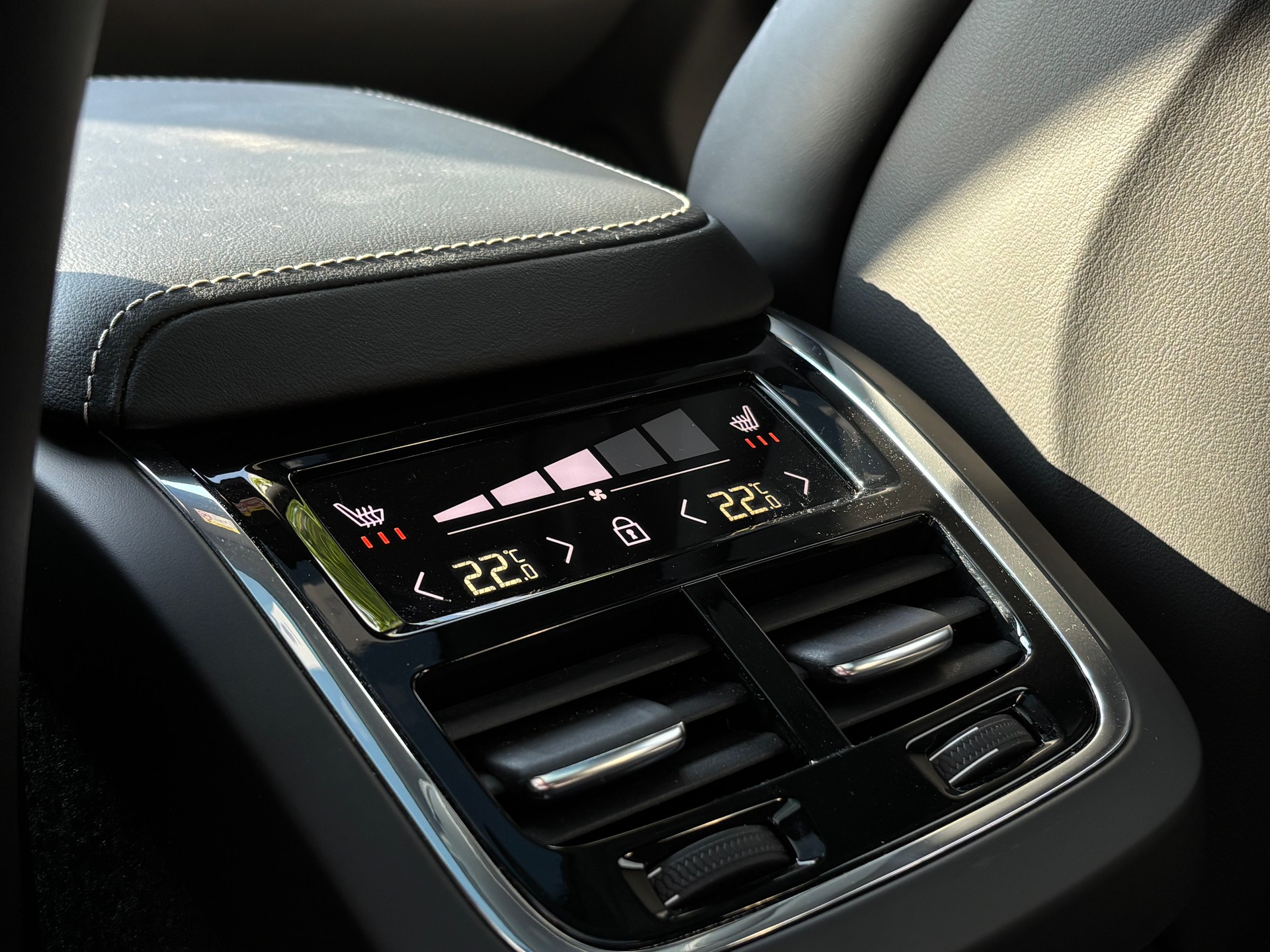 VOLVO XC60 2.0 B5 MH Ultimate Dark AWD-image-13