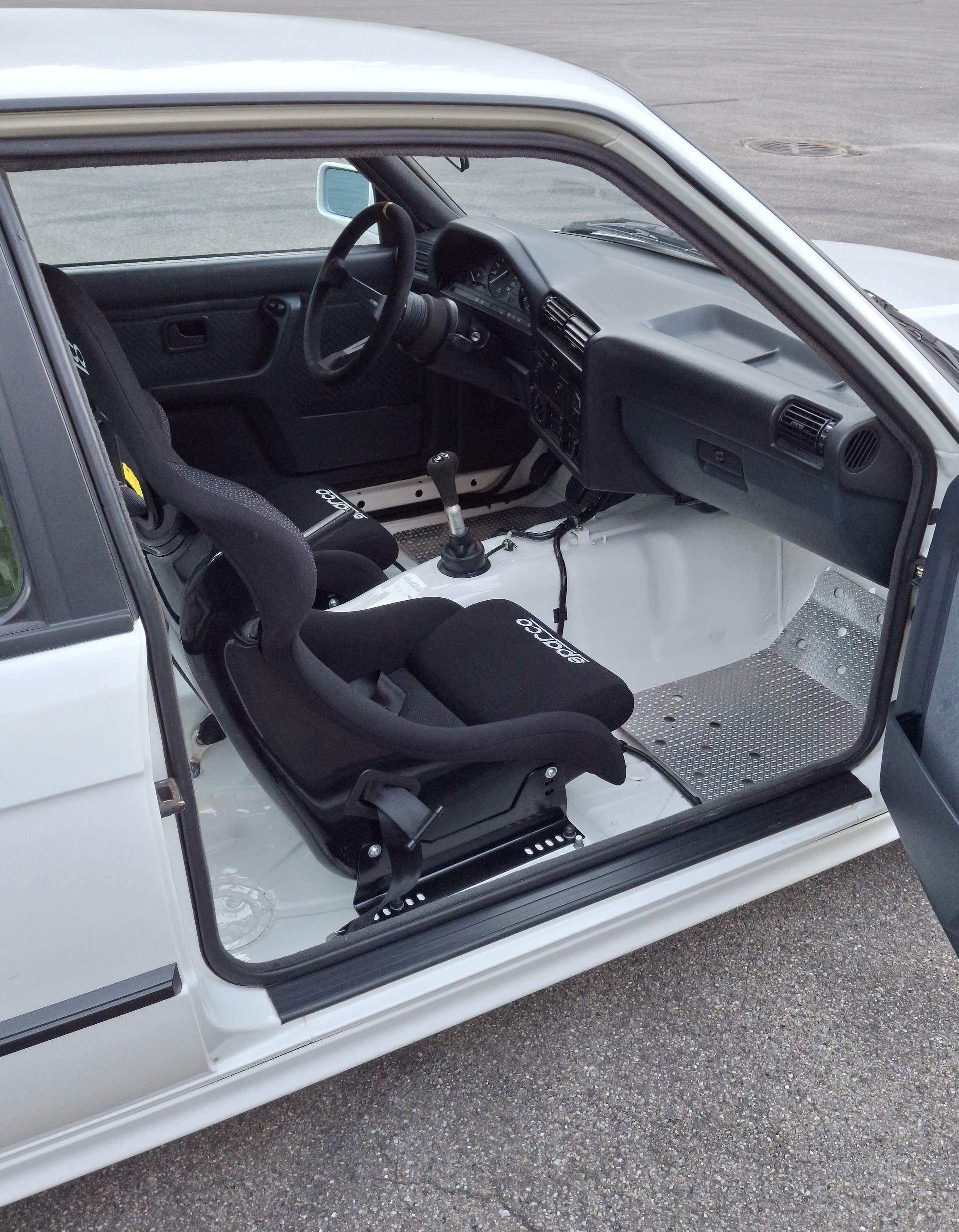 BMW 325i-image-7