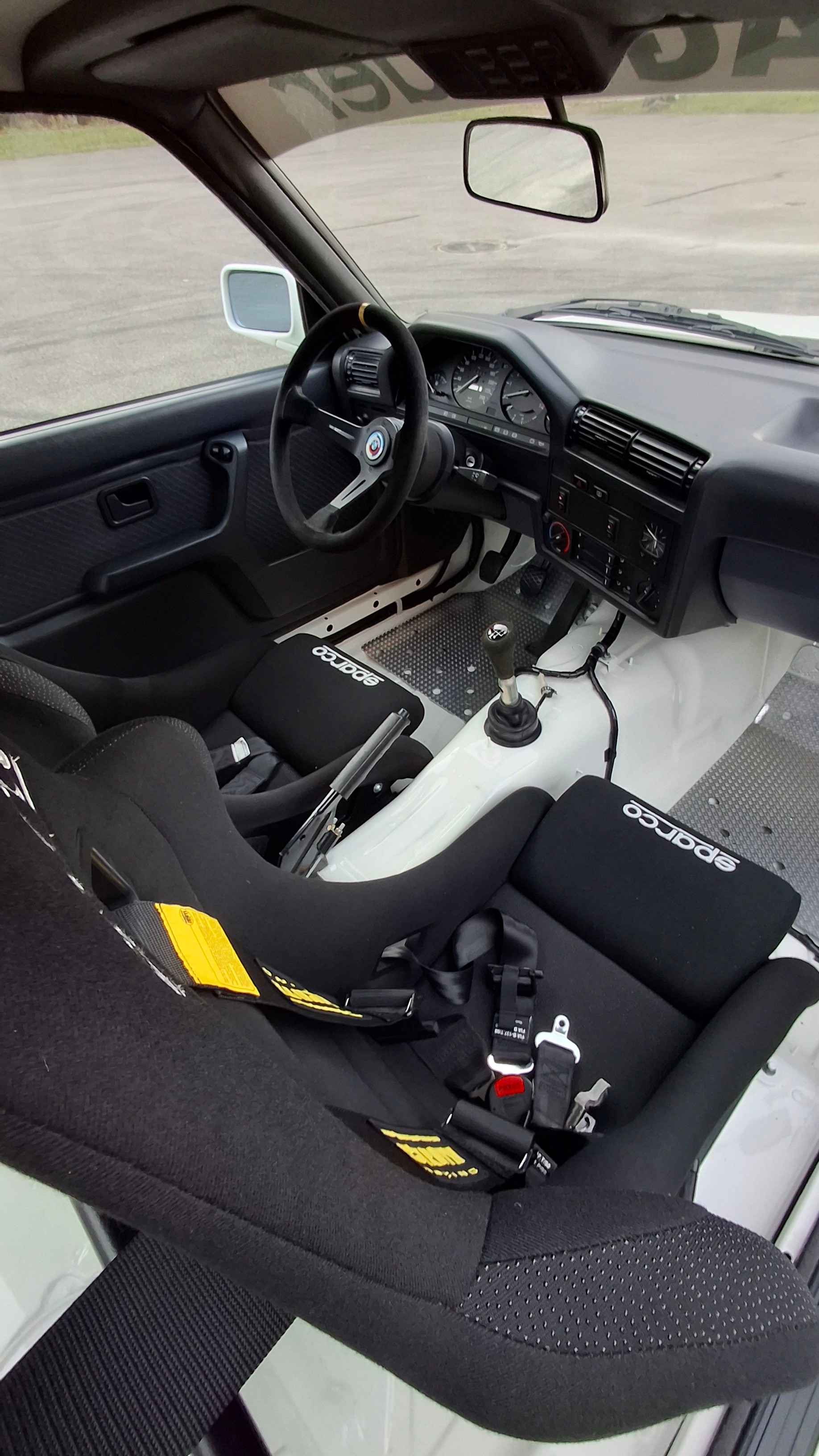 BMW 325i-image-8