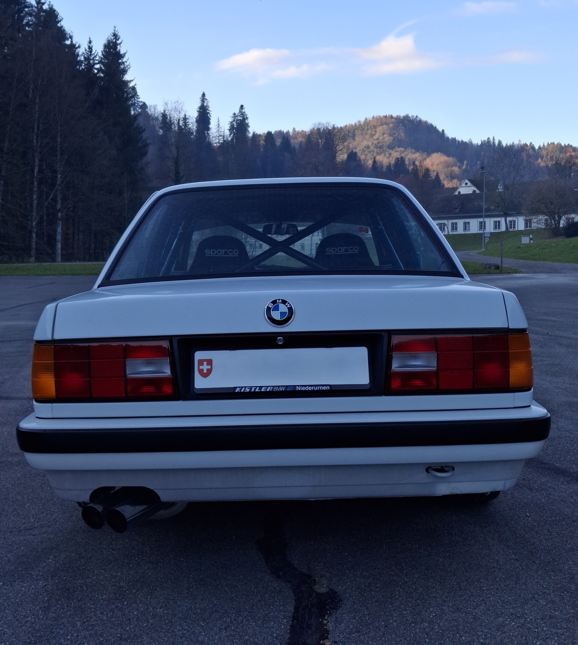 BMW 325i-image-3