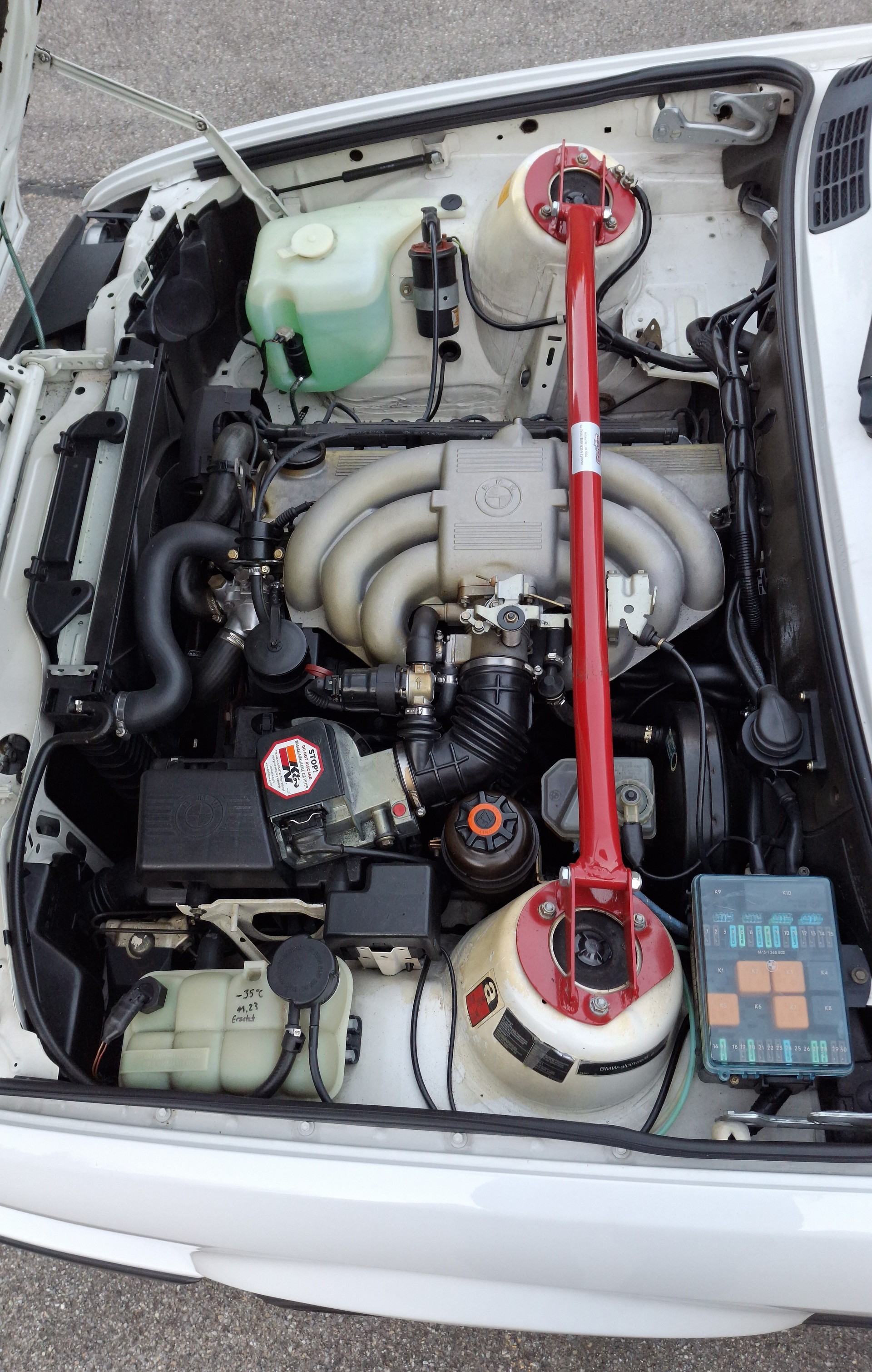 BMW 325i-image-9