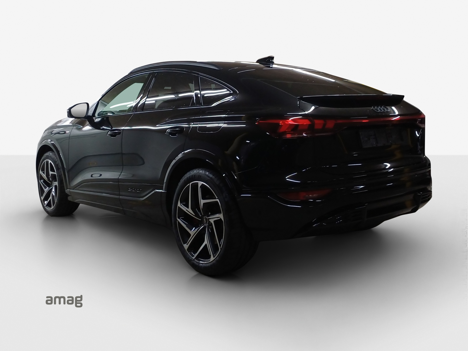 AUDI Q6 Sportback e-tron quattro-showroom-element-2
