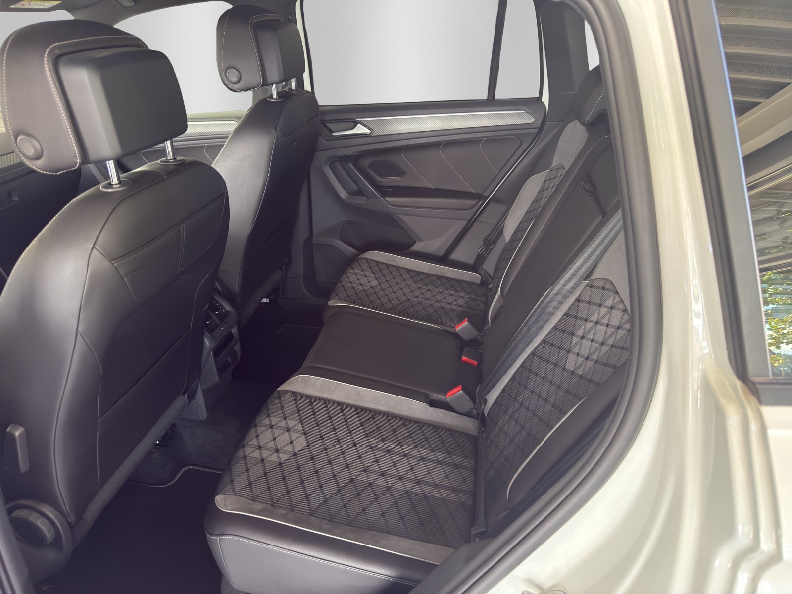 VW Tiguan 2.0TSI R-Line 4Motion DSG, 8-fach bereift-image-9
