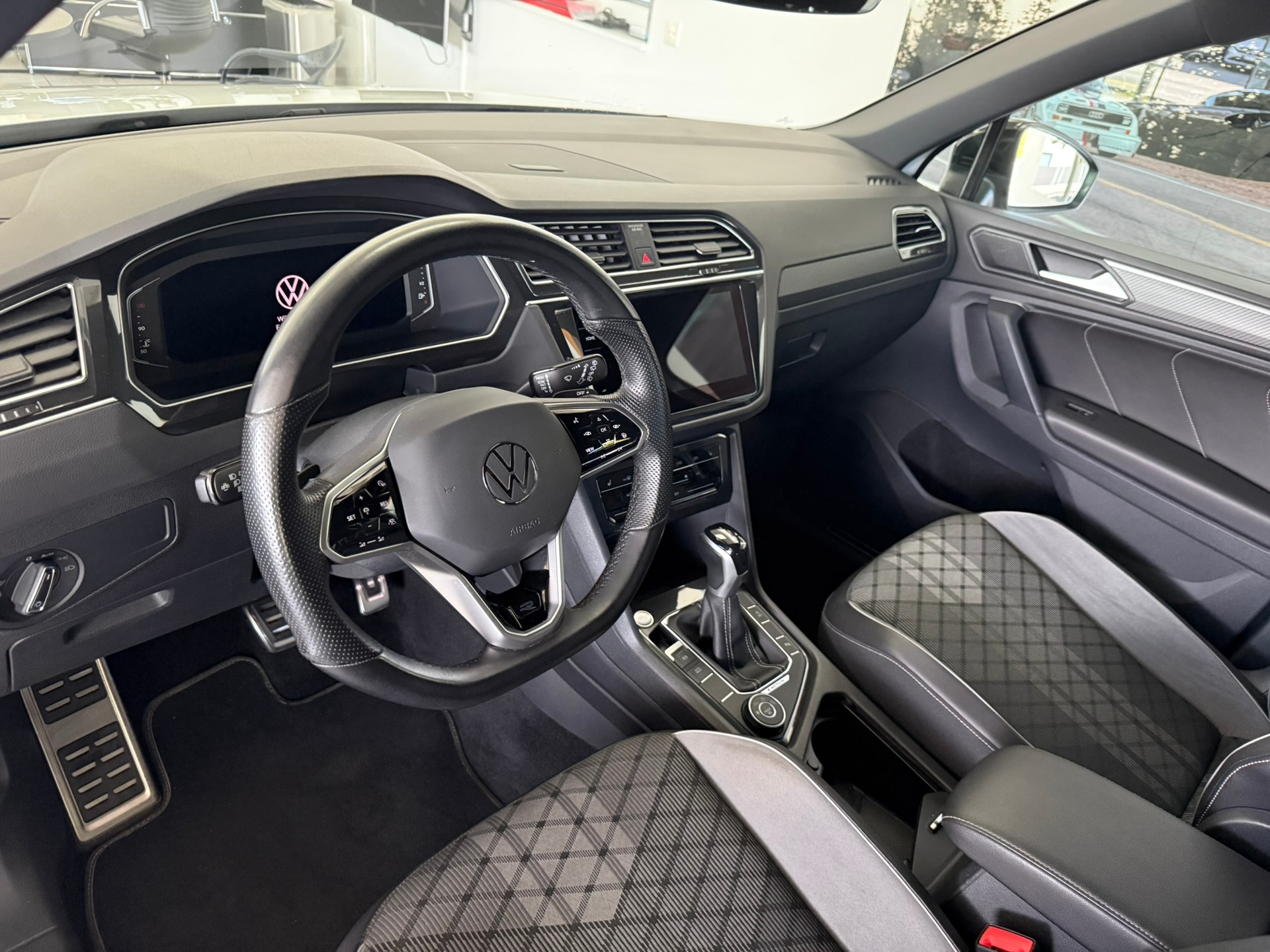 VW Tiguan 2.0TSI R-Line 4Motion DSG, 8-fach bereift-image-12