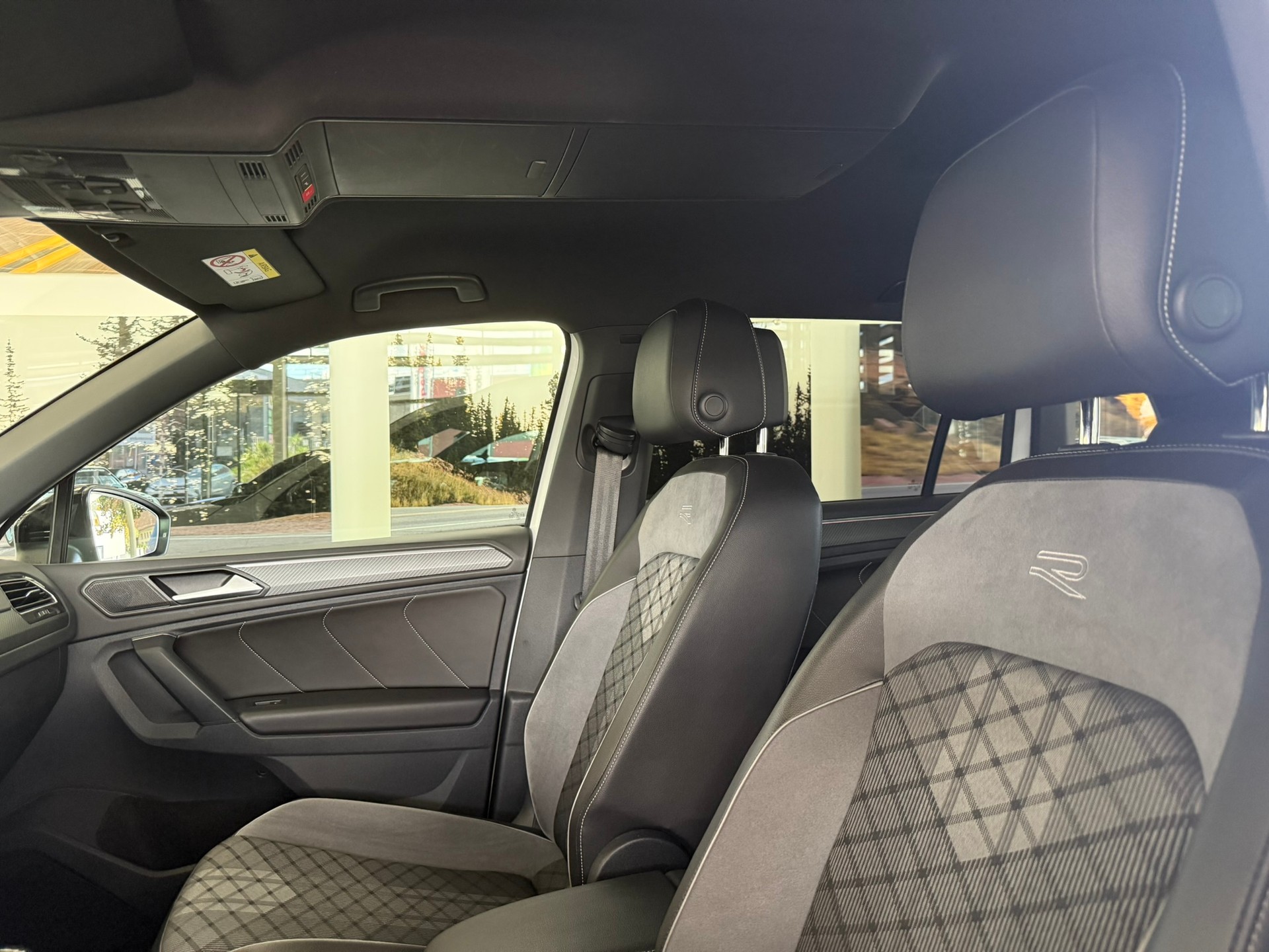 VW Tiguan 2.0TSI R-Line 4Motion DSG, 8-fach bereift-image-11