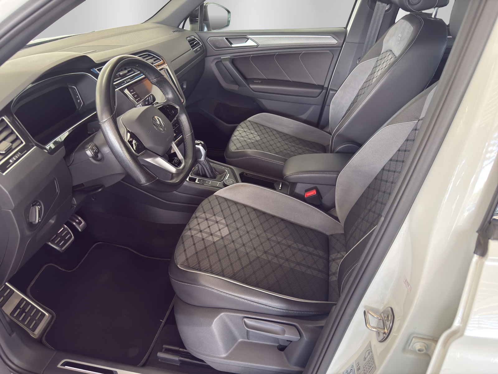 VW Tiguan 2.0TSI R-Line 4Motion DSG, 8-fach bereift-image-8