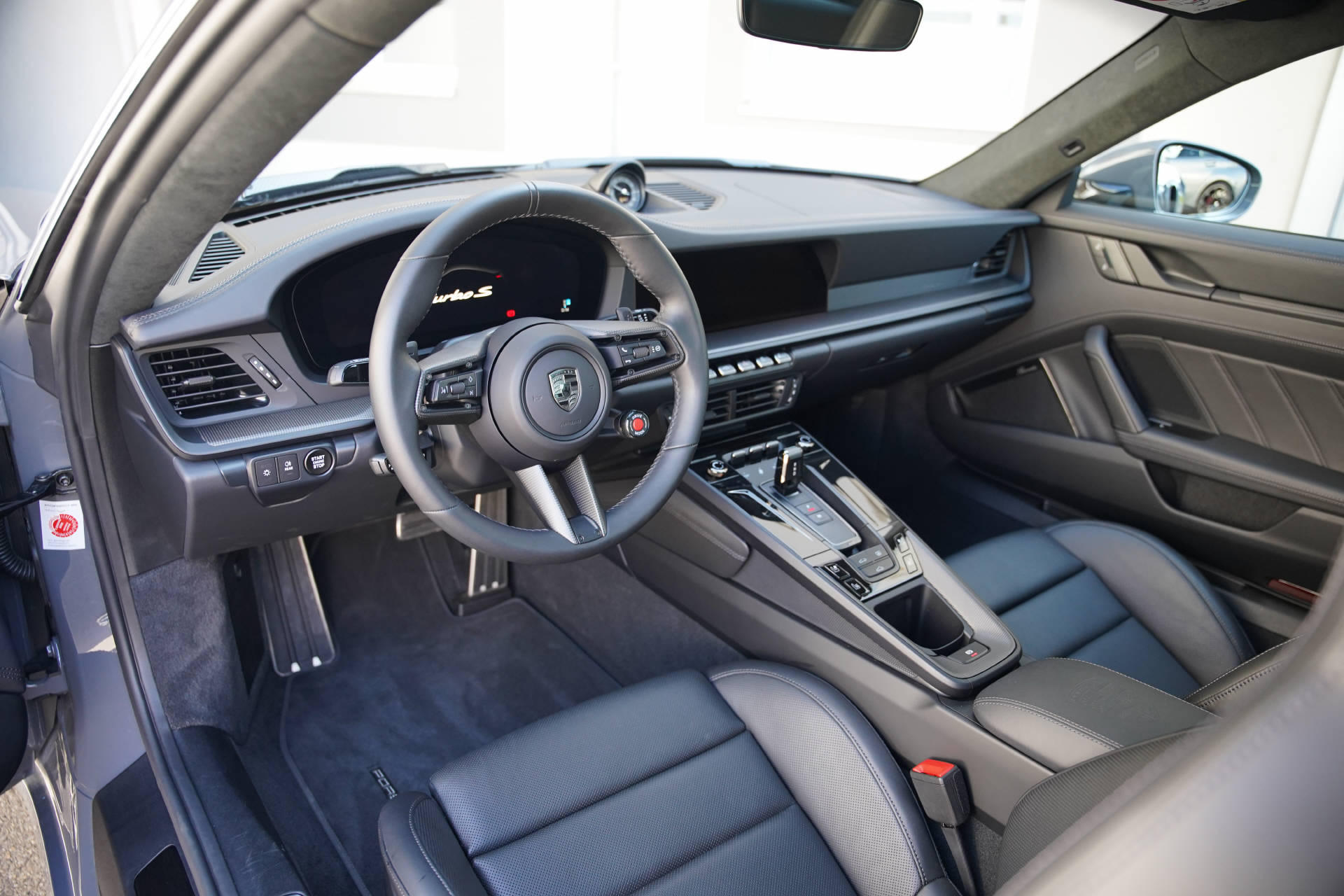PORSCHE 911 Turbo S-image-6