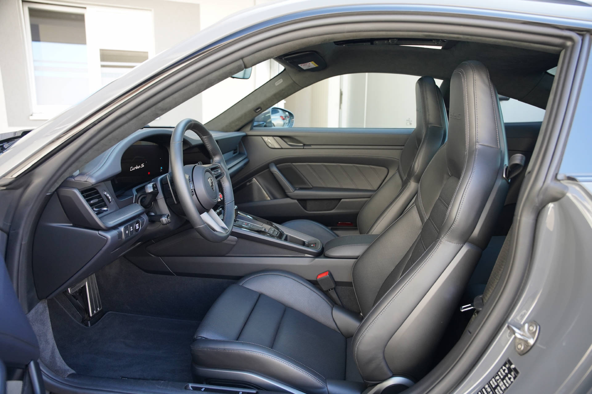 PORSCHE 911 Turbo S-image-7