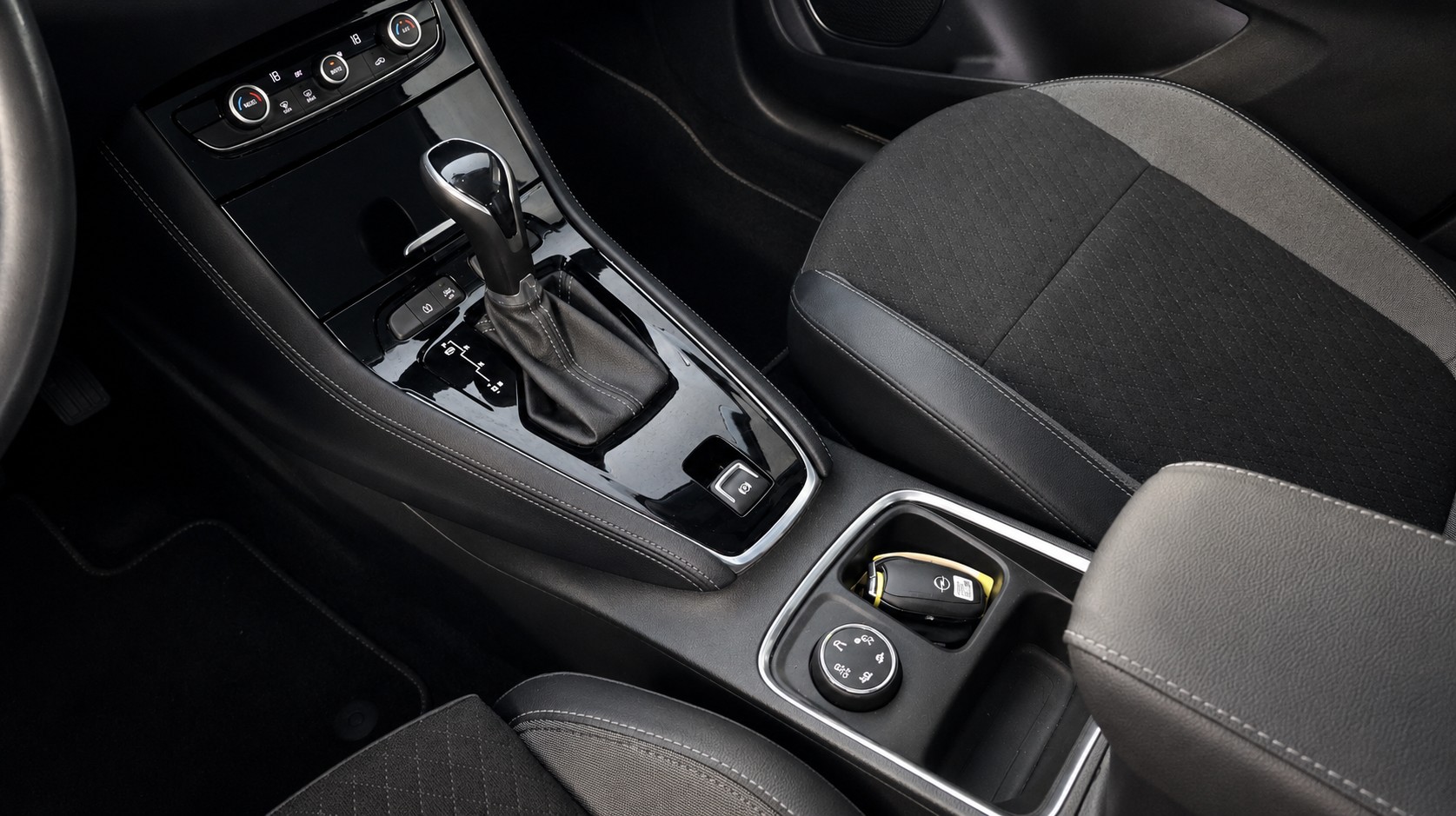 OPEL Grandland X 1.6 TP Excellence Automatik-image-9