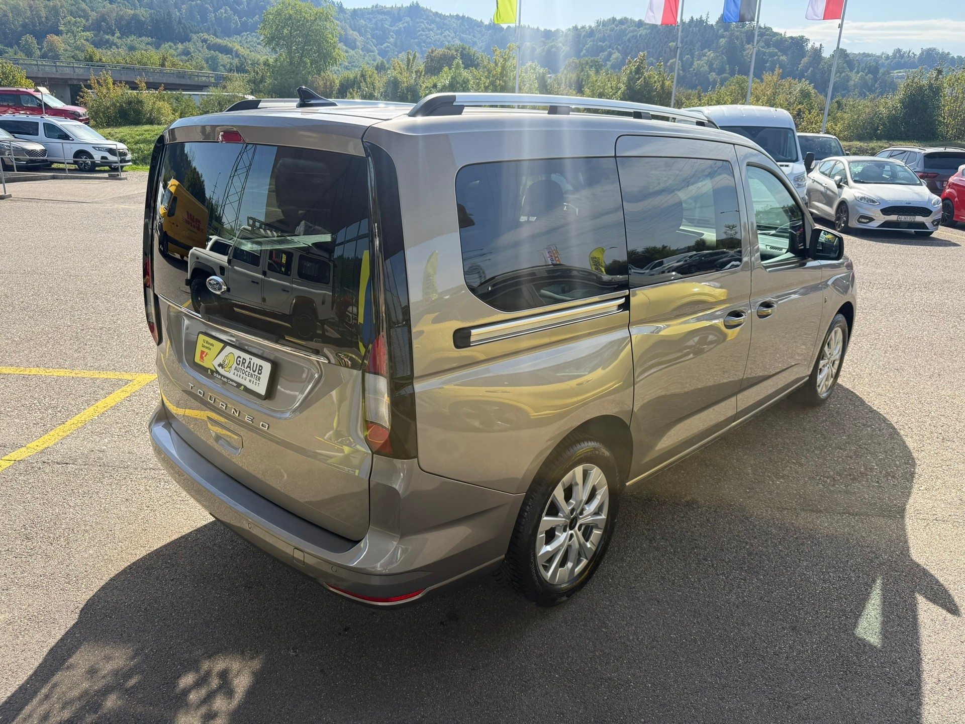 FORD Grand Tourneo Connect 2.0 EcoBlue Titanium Automat-image-5
