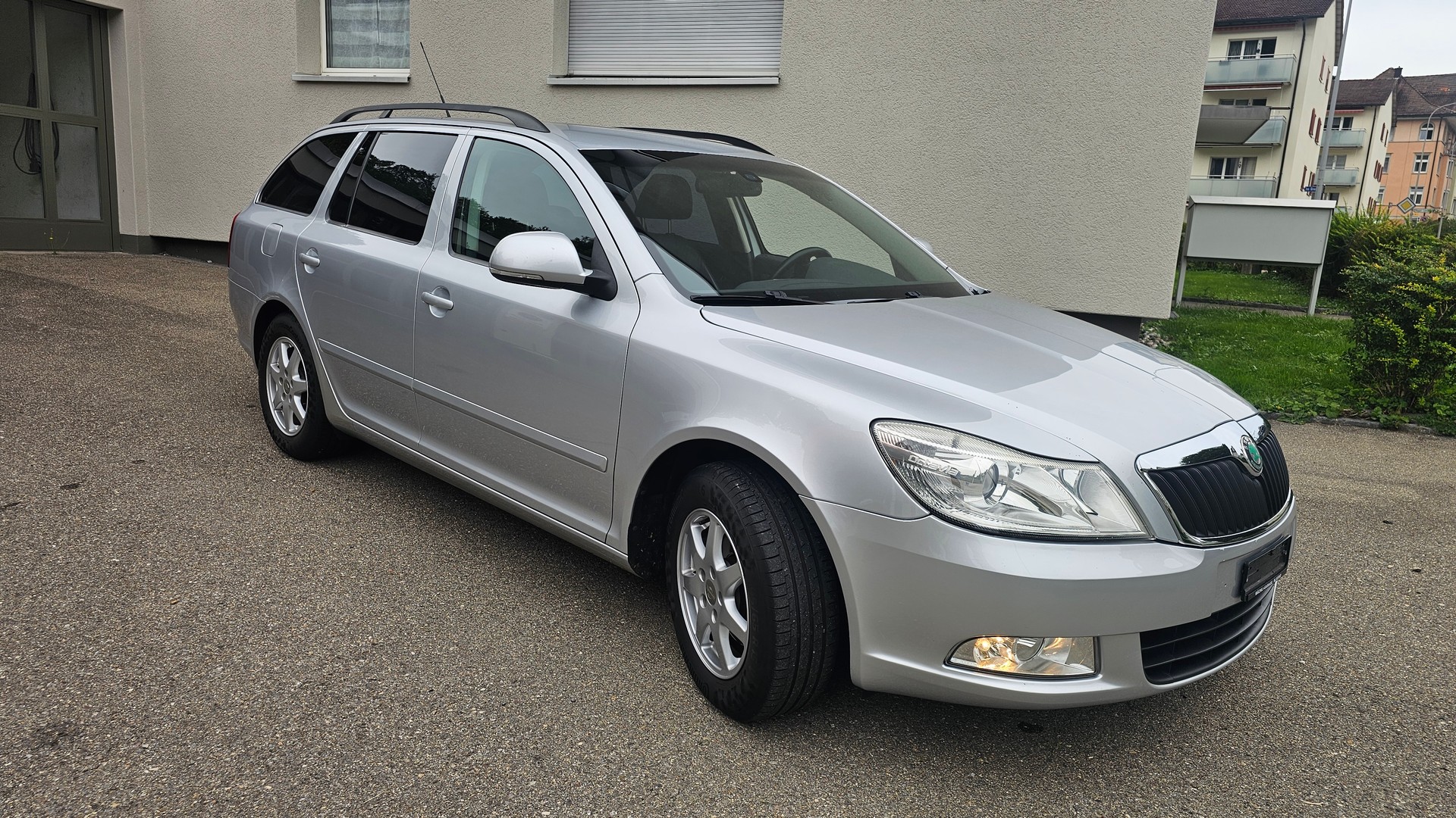 SKODA Octavia Combi 1.8 TSI Elegance DSG-image-2