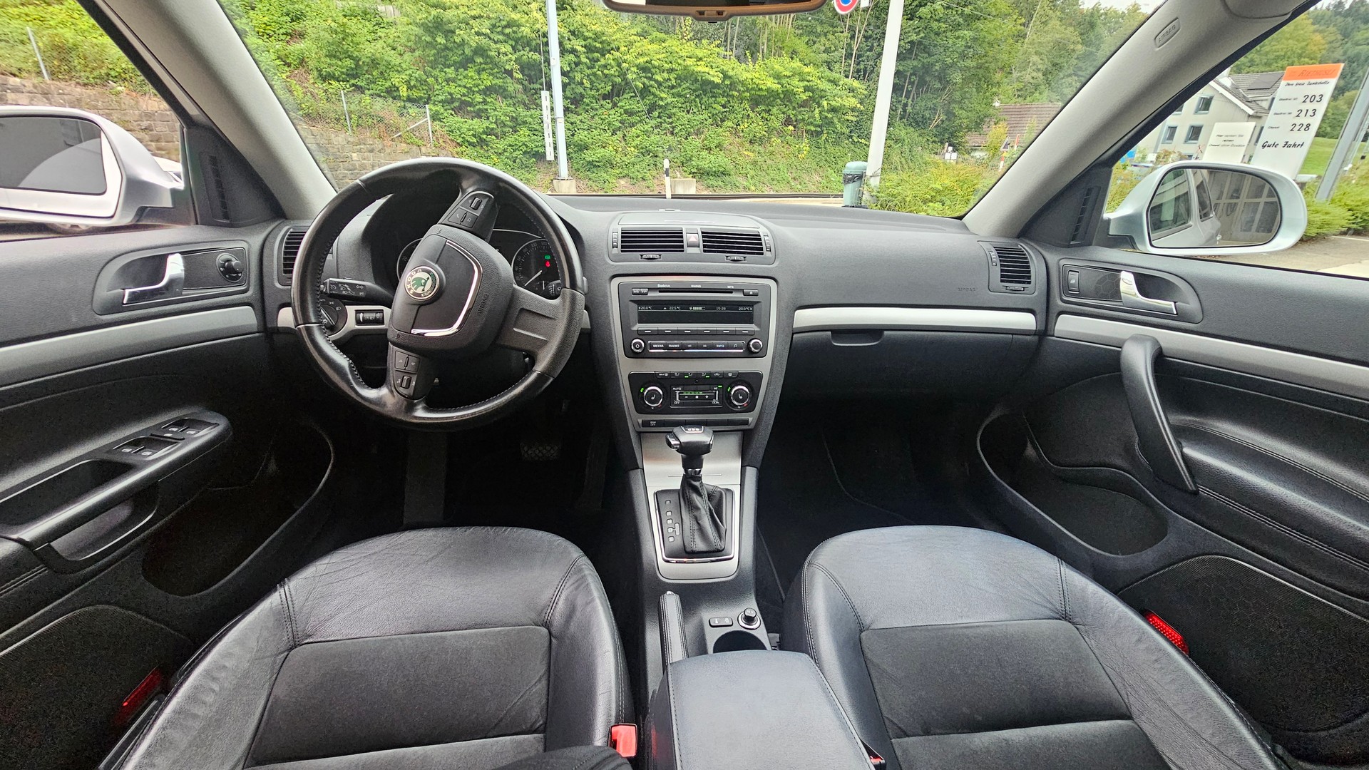 SKODA Octavia Combi 1.8 TSI Elegance DSG-image-8