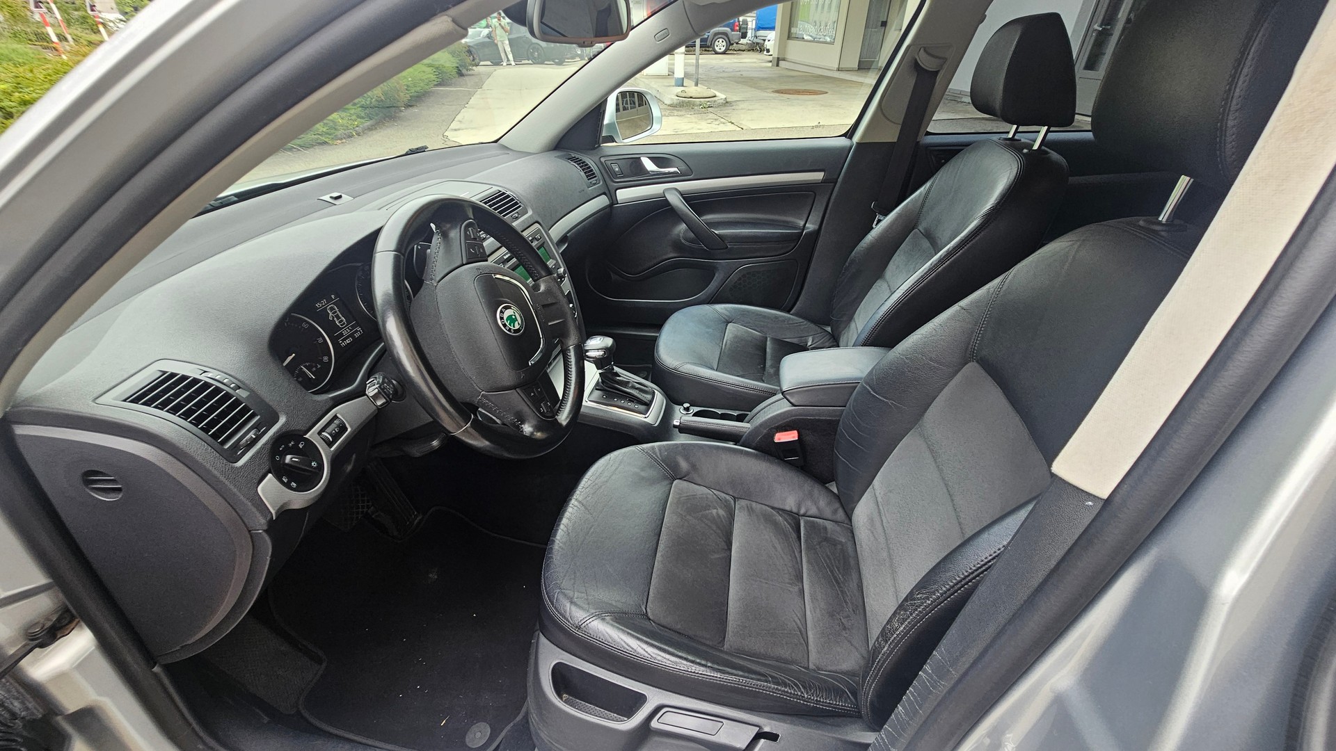SKODA Octavia Combi 1.8 TSI Elegance DSG-image-7