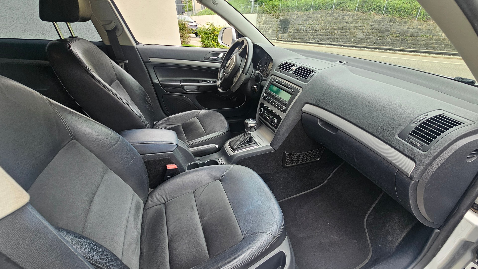 SKODA Octavia Combi 1.8 TSI Elegance DSG-image-6