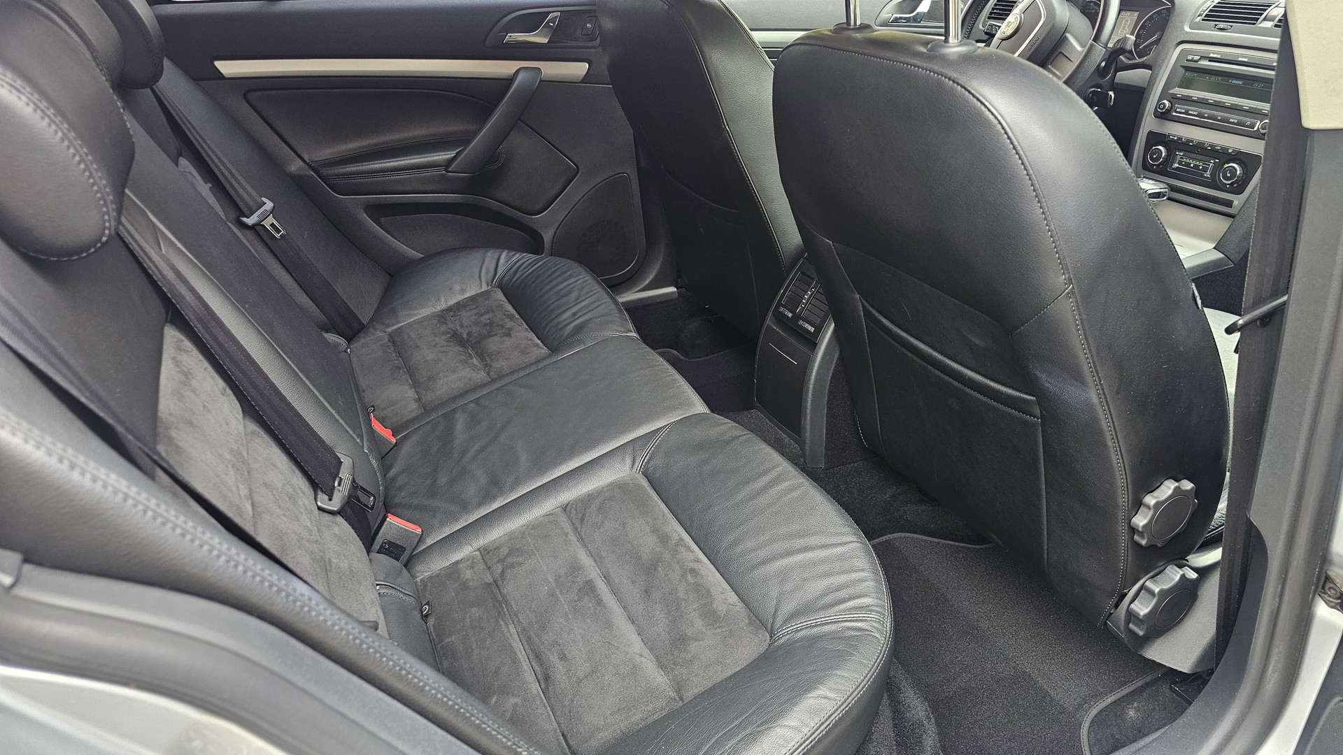 SKODA Octavia Combi 1.8 TSI Elegance DSG-image-5