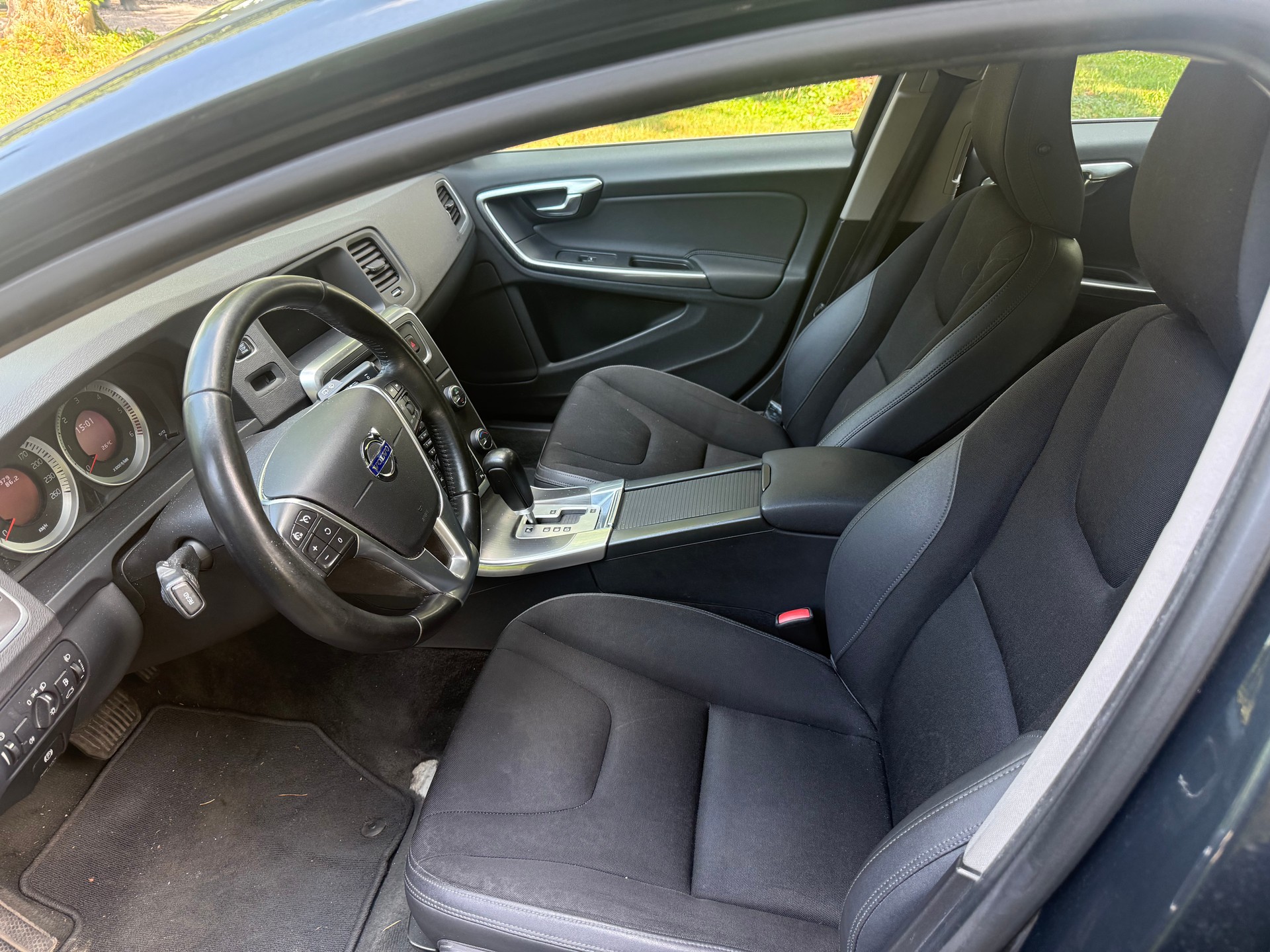 VOLVO V60 D3 Momentum Geartronic-image-8