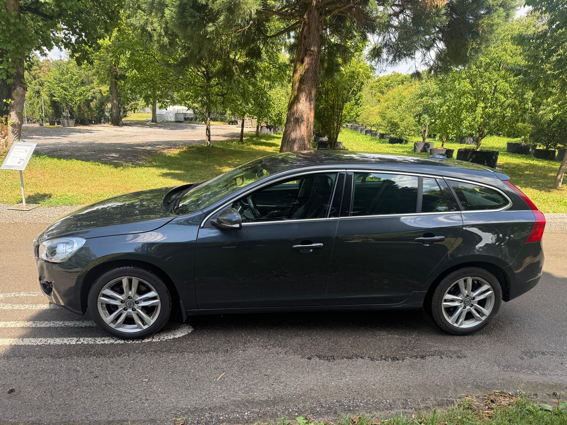 VOLVO V60 D3 Momentum Geartronic-image-2