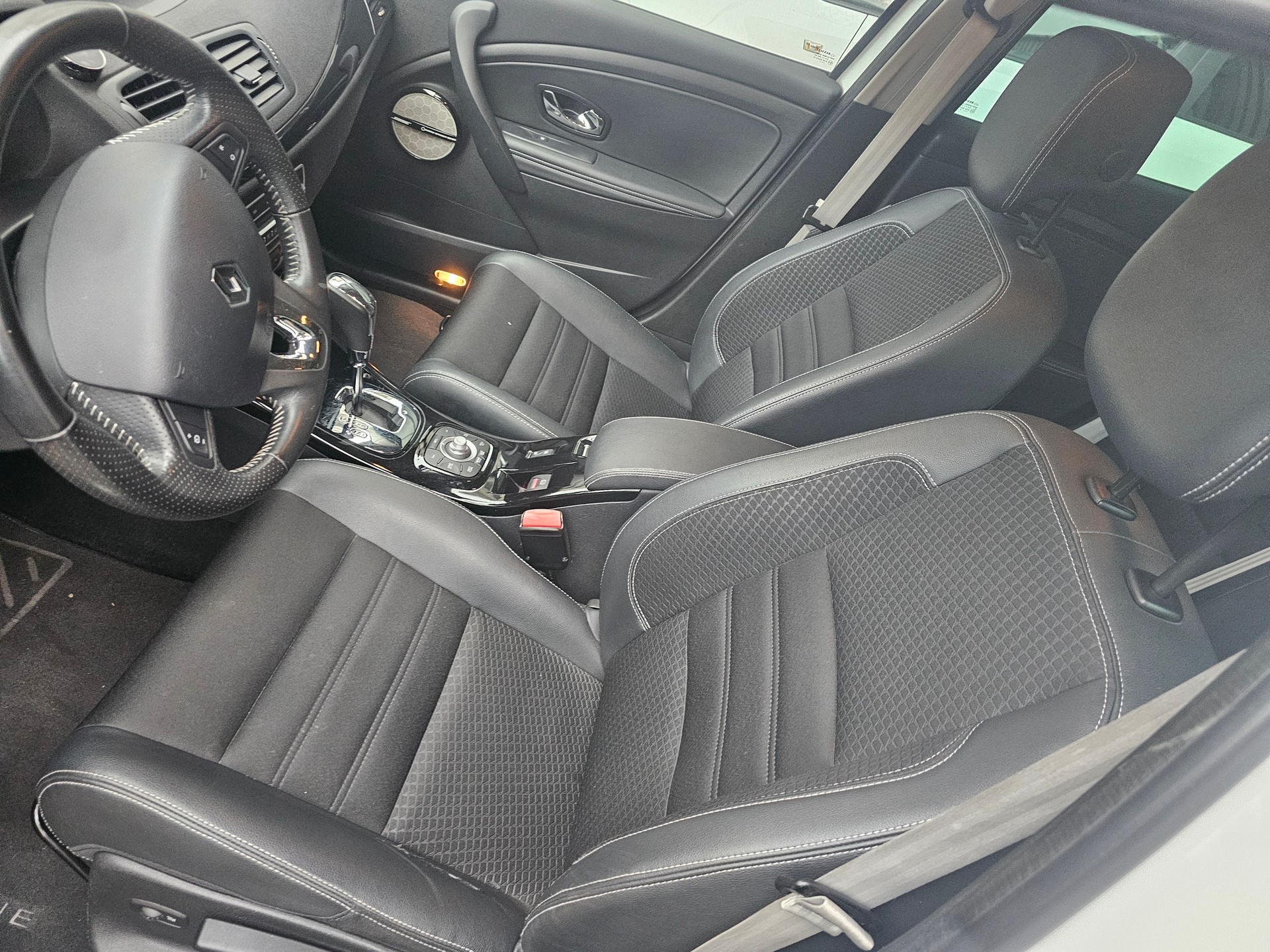 RENAULT Mégane 1.2 16V Turbo Swiss Edition EDC-image-6