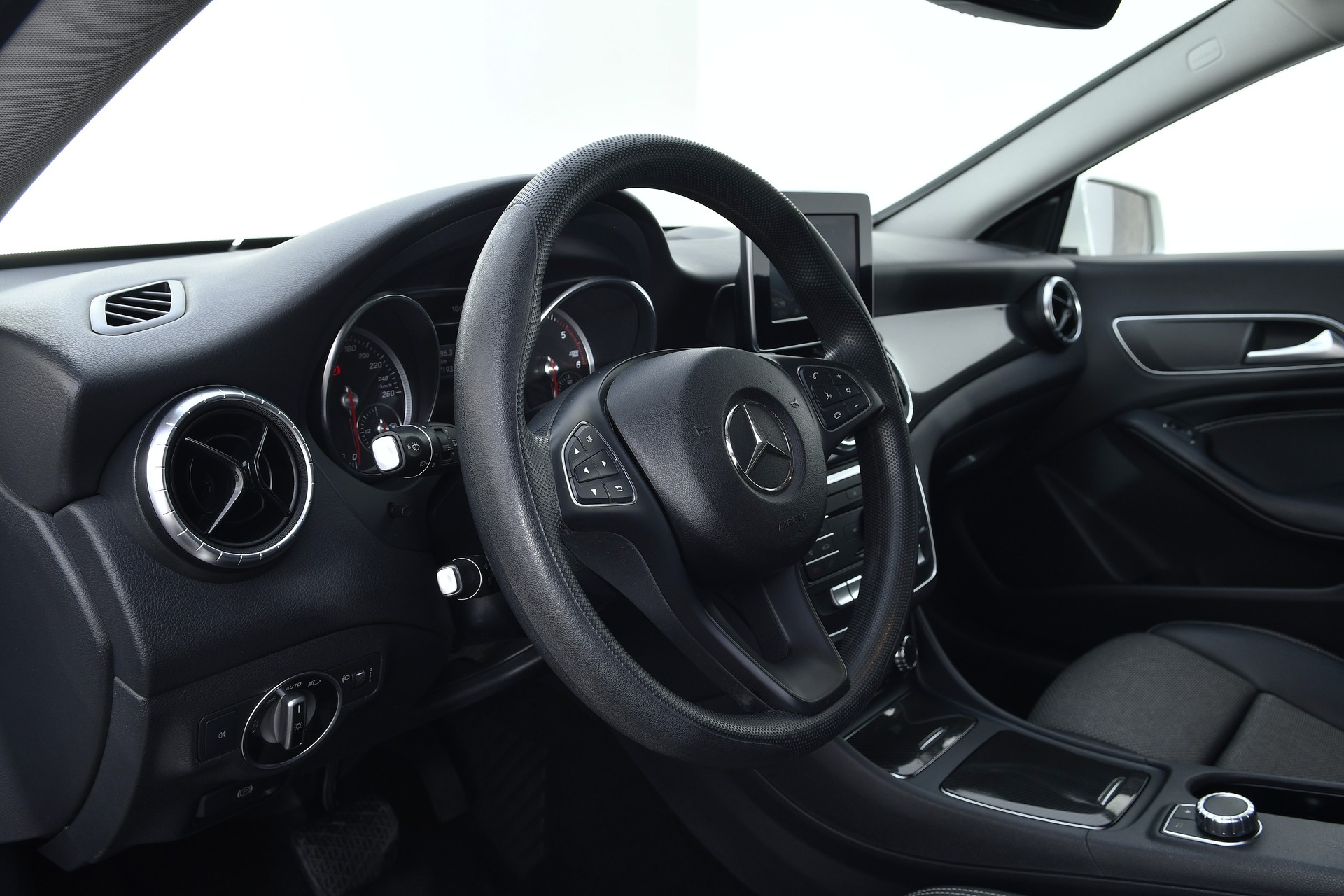 MERCEDES-BENZ CLA Shooting Brake 180 d Edition 7G-DCT-image-12