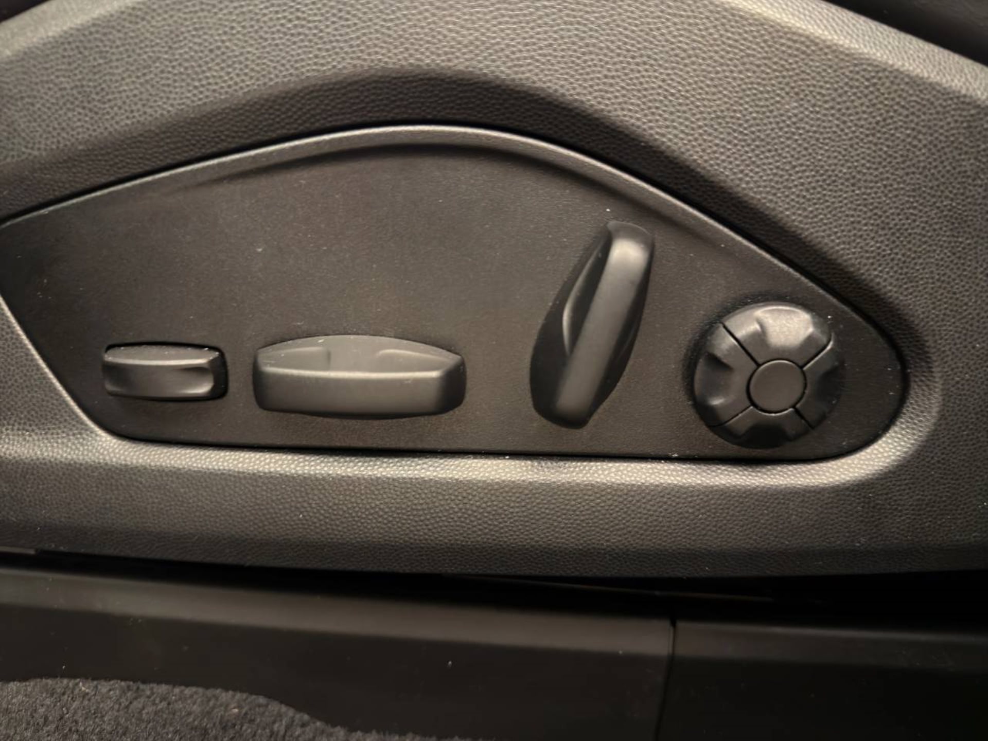 PORSCHE Macan 4-image-22