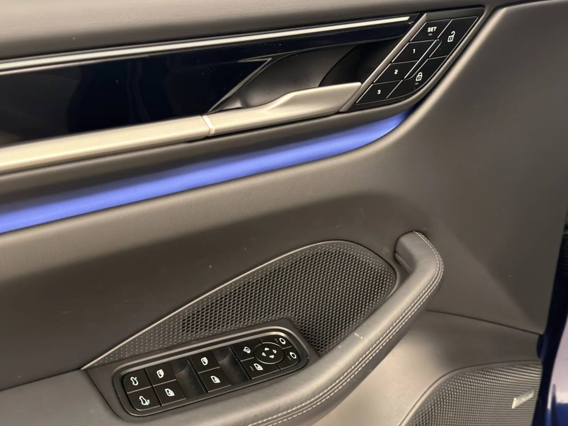 PORSCHE Macan 4-image-16